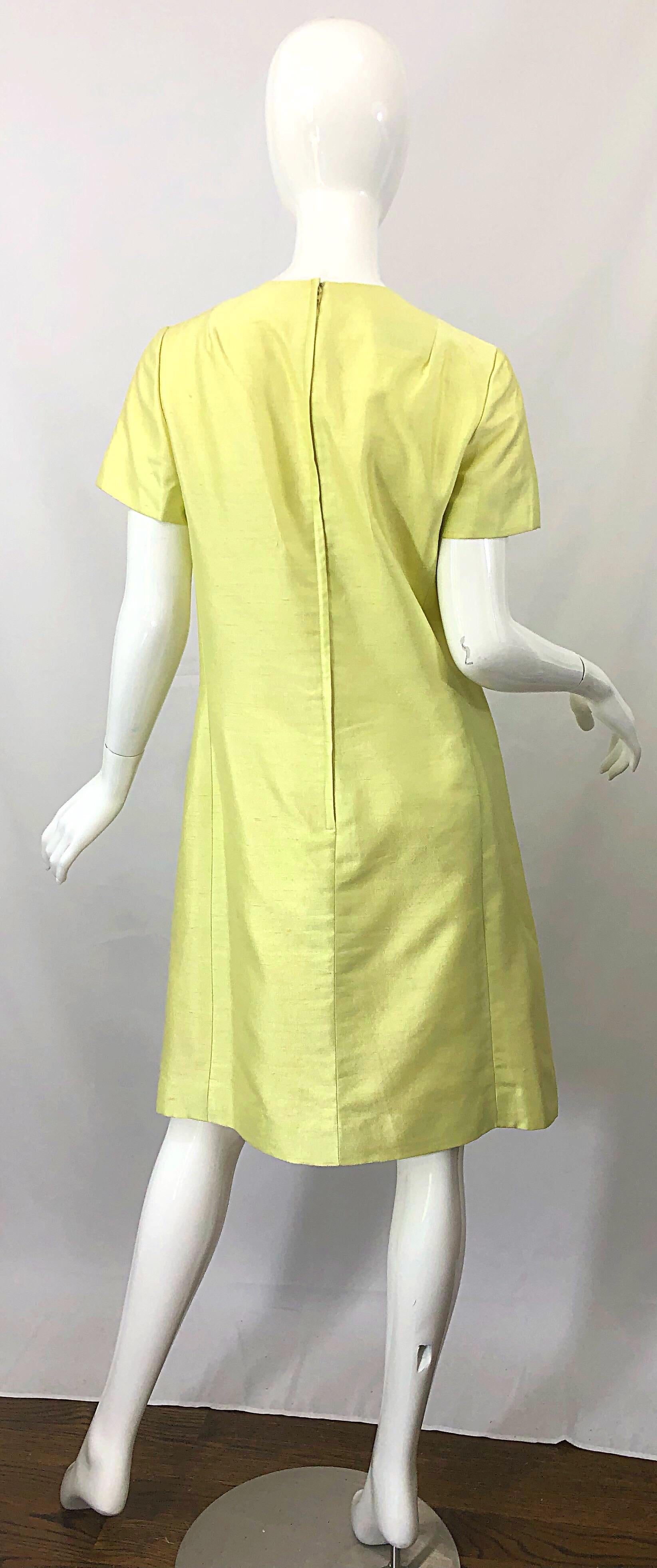 1960er Jack Bryan A-Linien-Kleid + Jacke-Anzug aus gelber Seide mit Strass und Perlen im Angebot 3
