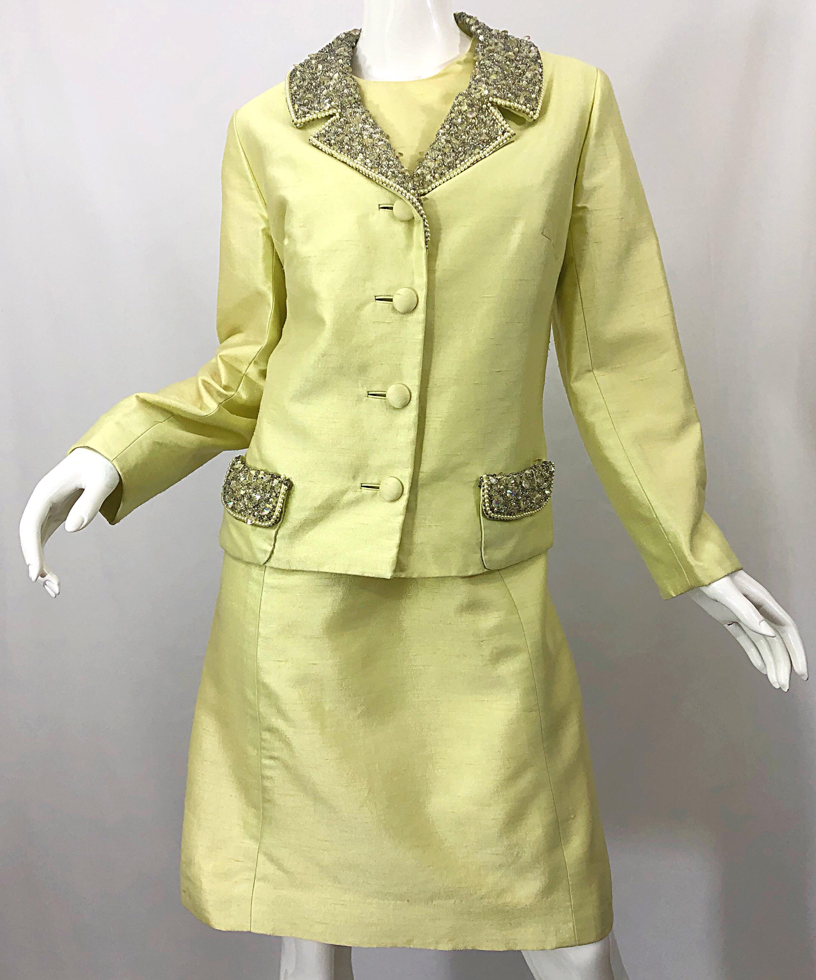 1960er Jack Bryan A-Linien-Kleid + Jacke-Anzug aus gelber Seide mit Strass und Perlen im Angebot 4