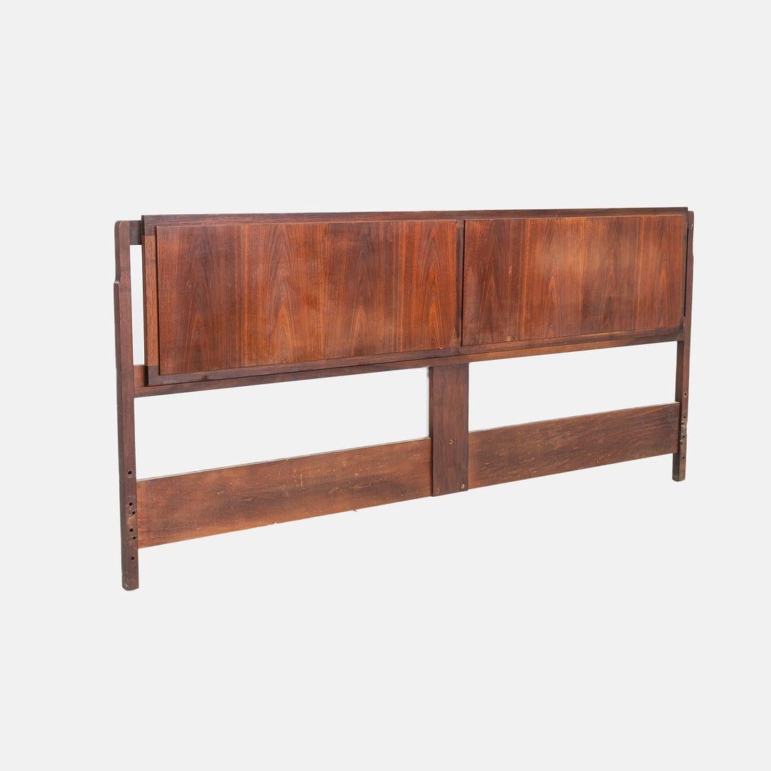 Il s'agit d'une tête de lit en noyer de taille King, conçue par Jack Cartwright pour Founders Furniture dans les années 1960. Il a été produit aux États-Unis. Le meuble a une allure personnalisée et le noyer présente un beau veinage. La tête de lit