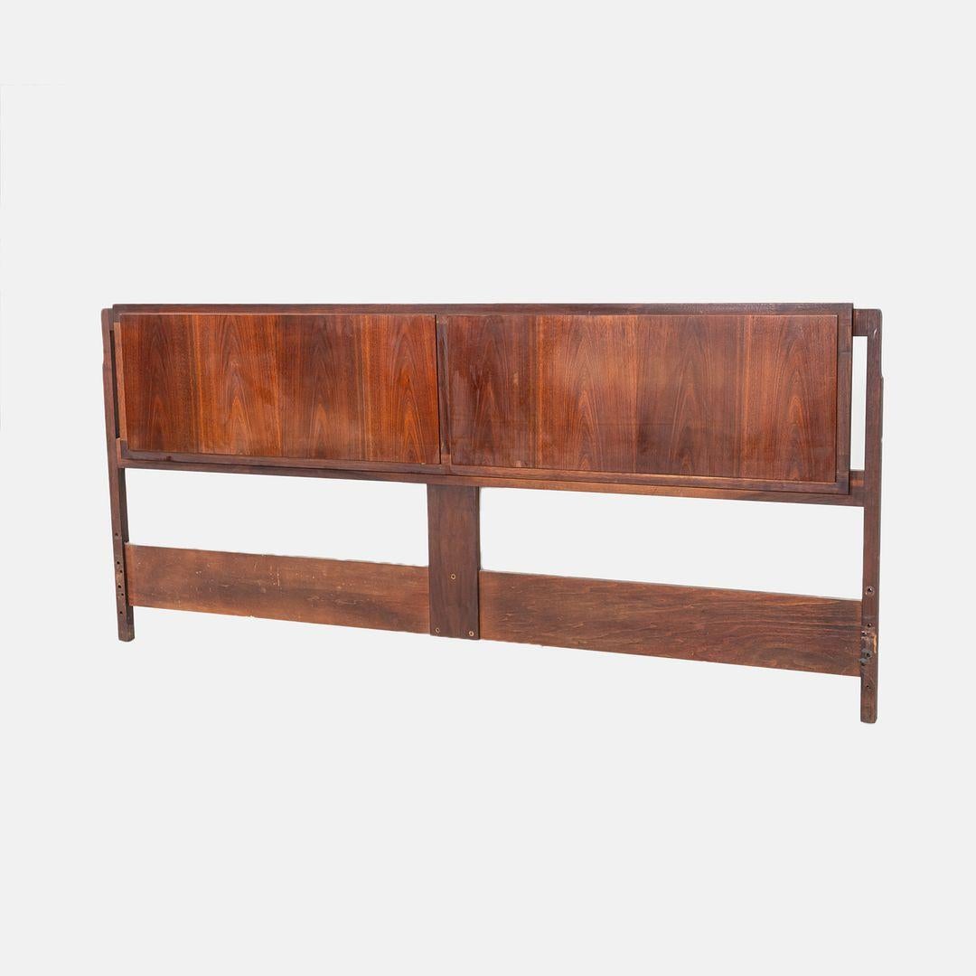 Moderne 1960s Jack Cartwright for Founders Furniture King Size Walnut Headboard (Tête de lit en noyer) en vente