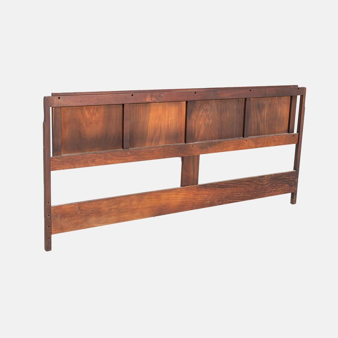 Américain 1960s Jack Cartwright for Founders Furniture King Size Walnut Headboard (Tête de lit en noyer) en vente