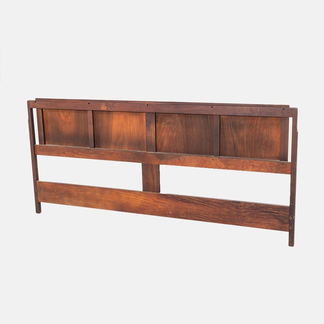 Milieu du XXe siècle 1960s Jack Cartwright for Founders Furniture King Size Walnut Headboard (Tête de lit en noyer) en vente