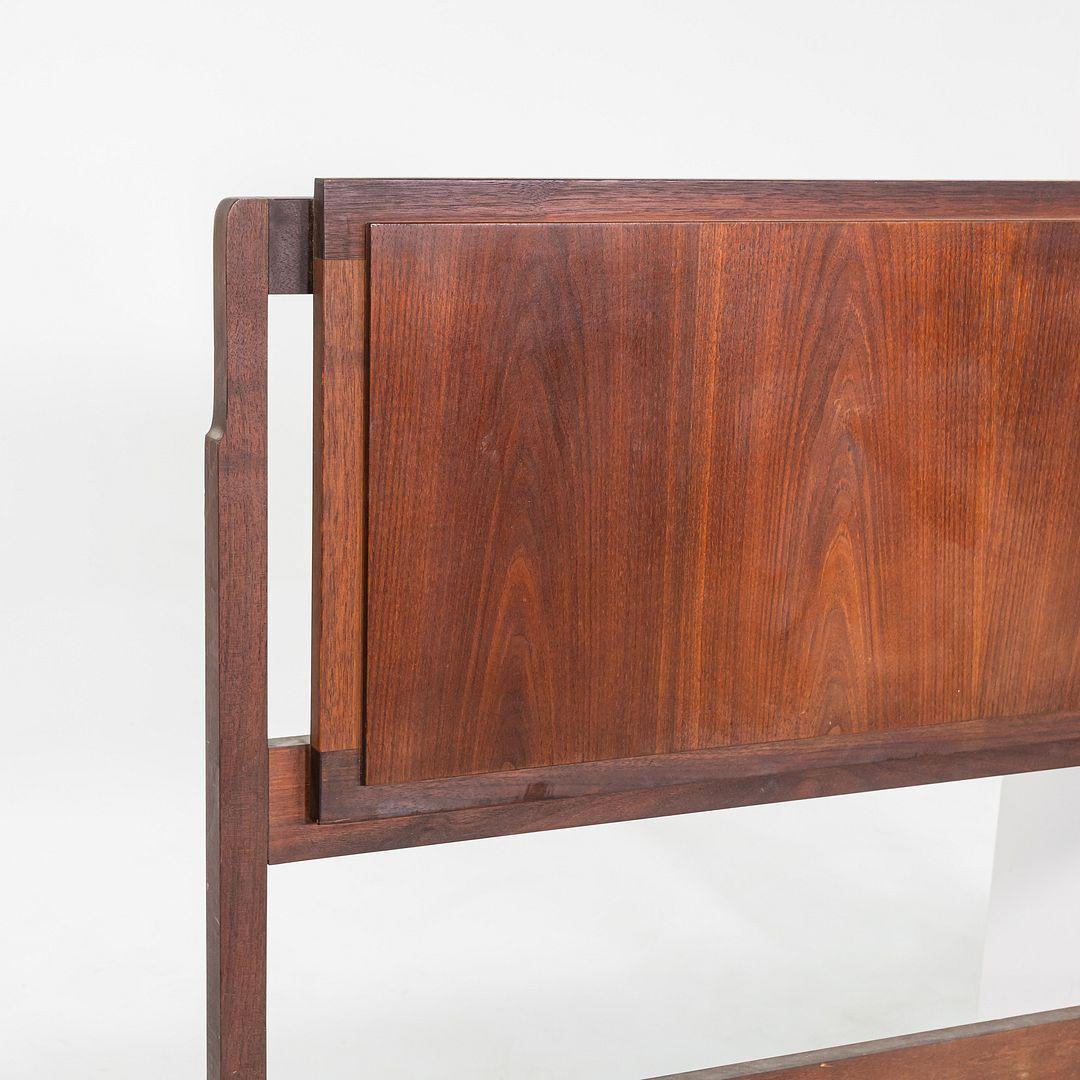 Noyer 1960s Jack Cartwright for Founders Furniture King Size Walnut Headboard (Tête de lit en noyer) en vente