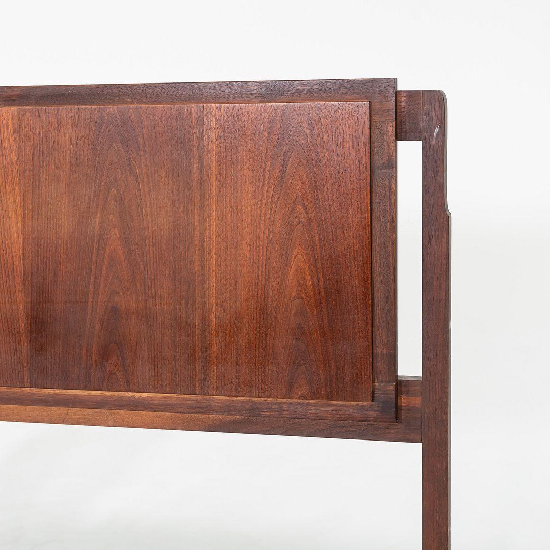 1960s Jack Cartwright for Founders Furniture King Size Walnut Headboard (Tête de lit en noyer) en vente 1