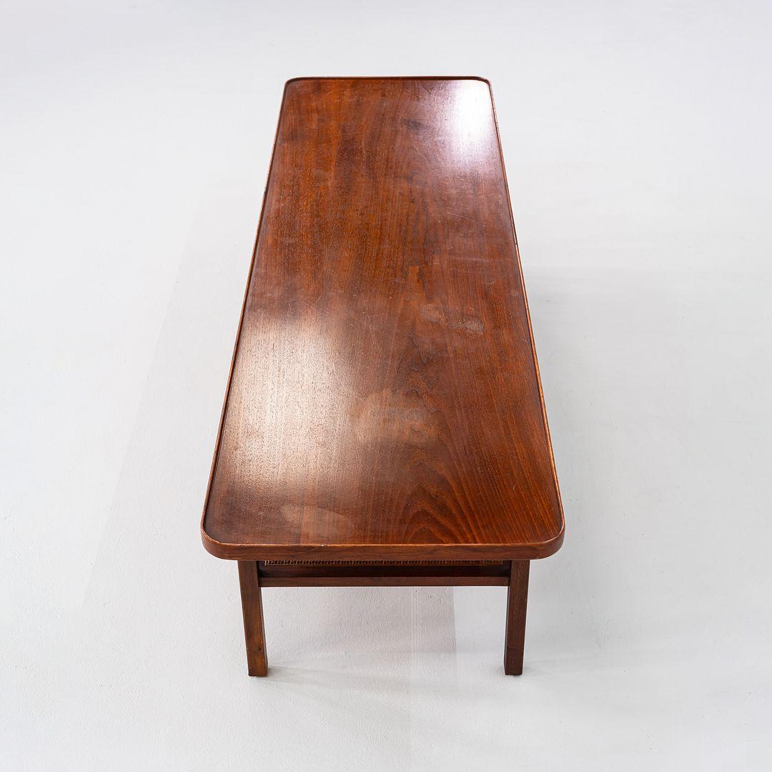 1960s Jack Cartwright for Founders Table basse rectangulaire en noyer et cannage en vente 3