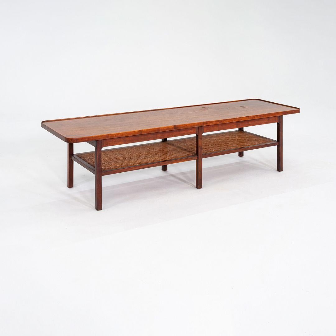 Il s'agit d'une table basse rectangulaire conçue par Jack Cartwright pour Founders Furniture. Cet exemple particulier a été produit aux États-Unis dans les années 1960. La table présente un cadre en noyer aux lignes épurées et modernes, ainsi qu'une