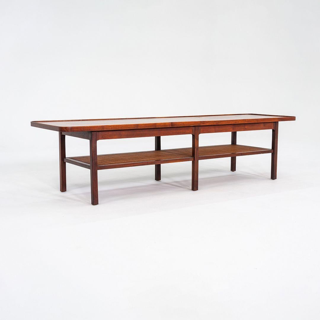 Moderne 1960s Jack Cartwright for Founders Table basse rectangulaire en noyer et cannage en vente