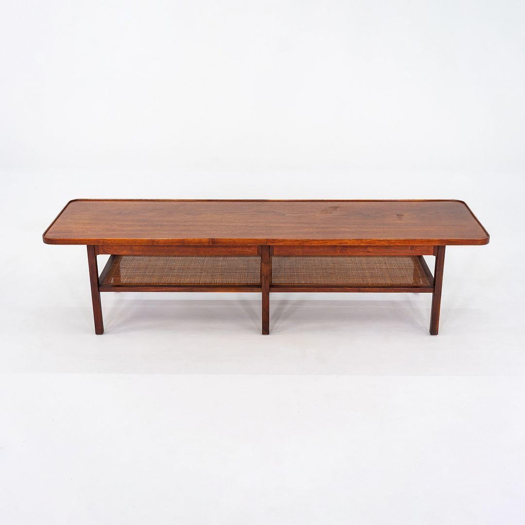 Américain 1960s Jack Cartwright for Founders Table basse rectangulaire en noyer et cannage en vente