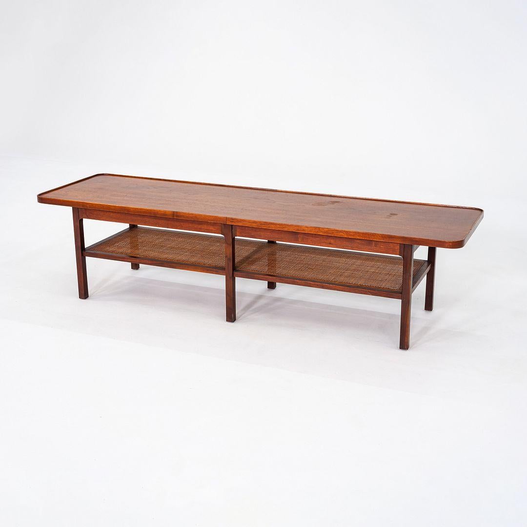 1960s Jack Cartwright for Founders Table basse rectangulaire en noyer et cannage Bon état - En vente à Philadelphia, PA