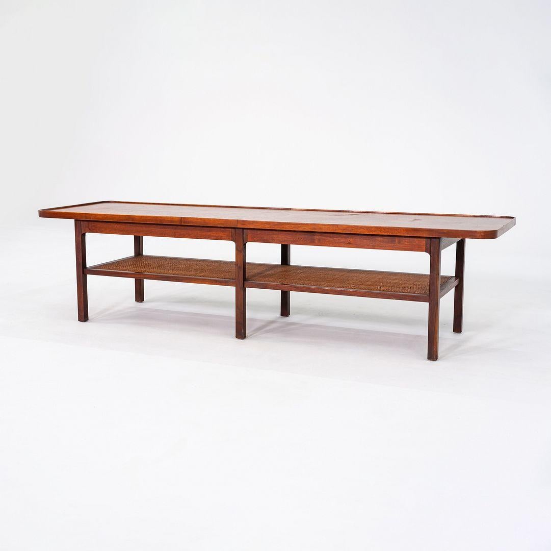 Milieu du XXe siècle 1960s Jack Cartwright for Founders Table basse rectangulaire en noyer et cannage en vente