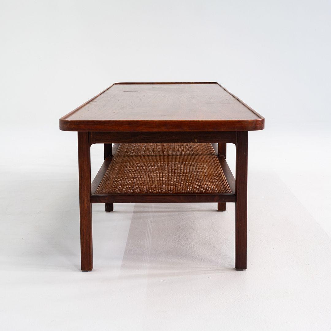 1960s Jack Cartwright for Founders Table basse rectangulaire en noyer et cannage en vente 1
