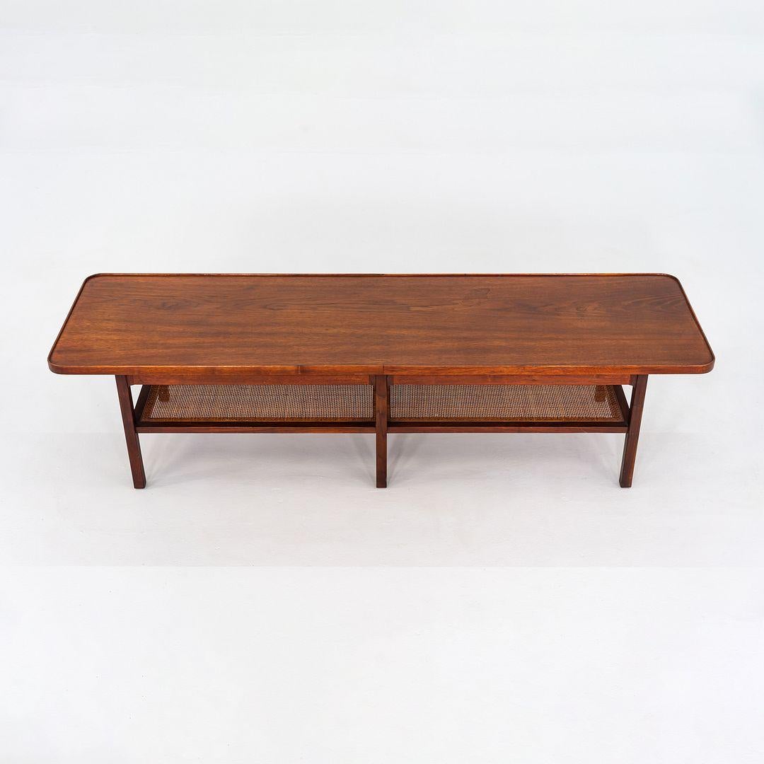 1960s Jack Cartwright for Founders Table basse rectangulaire en noyer et cannage en vente 2