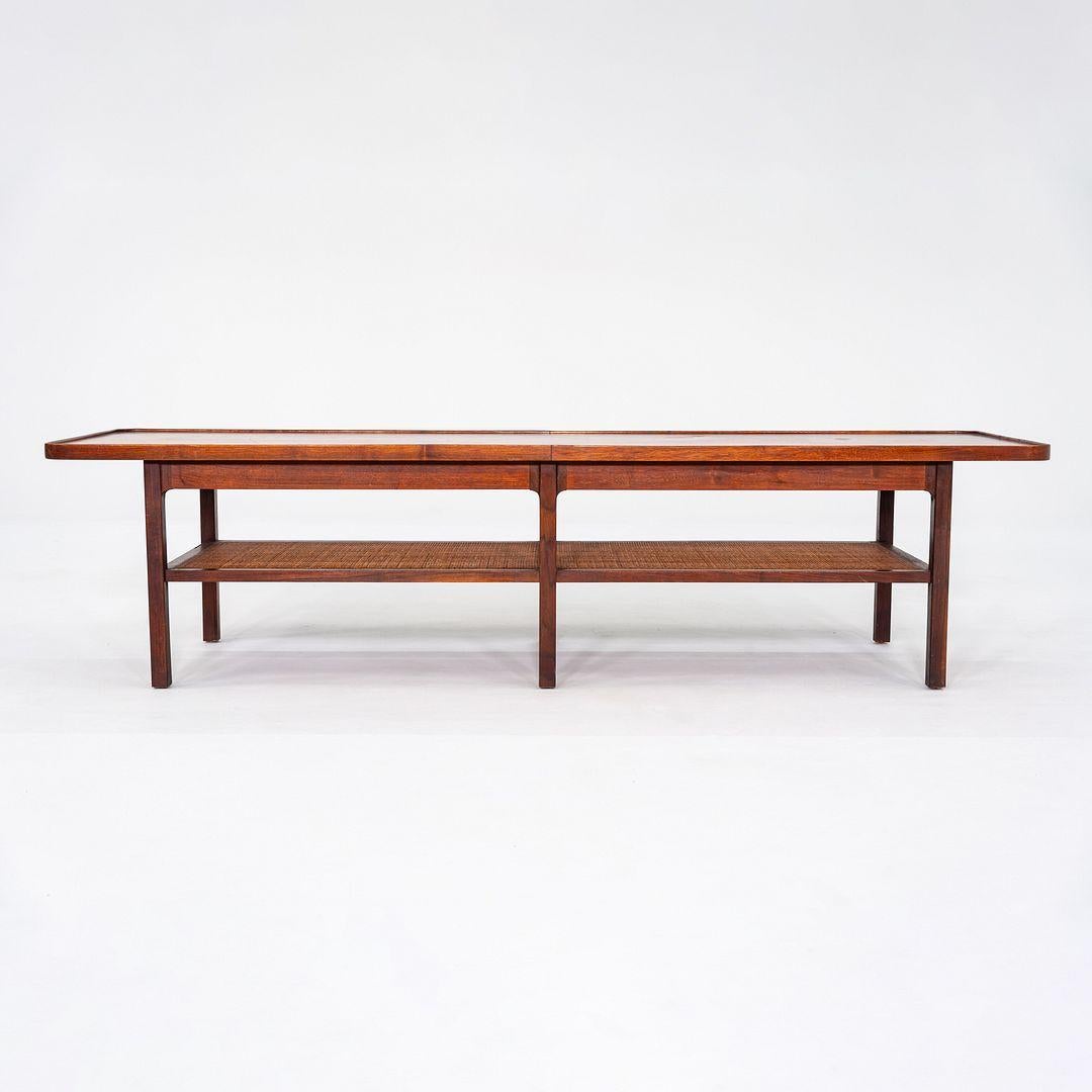 1960s Jack Cartwright for Founders Table basse rectangulaire en noyer et cannage en vente