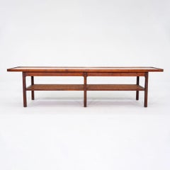 1960s Jack Cartwright for Founders Table basse rectangulaire en noyer et cannage