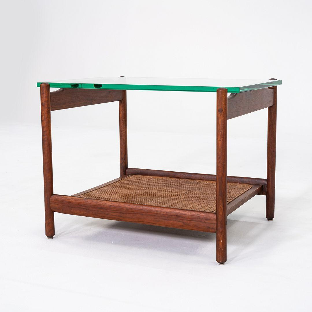 1960s Jack Cartwright for Founders Table d'appoint ou de chevet en noyer, canne et verre en vente 3
