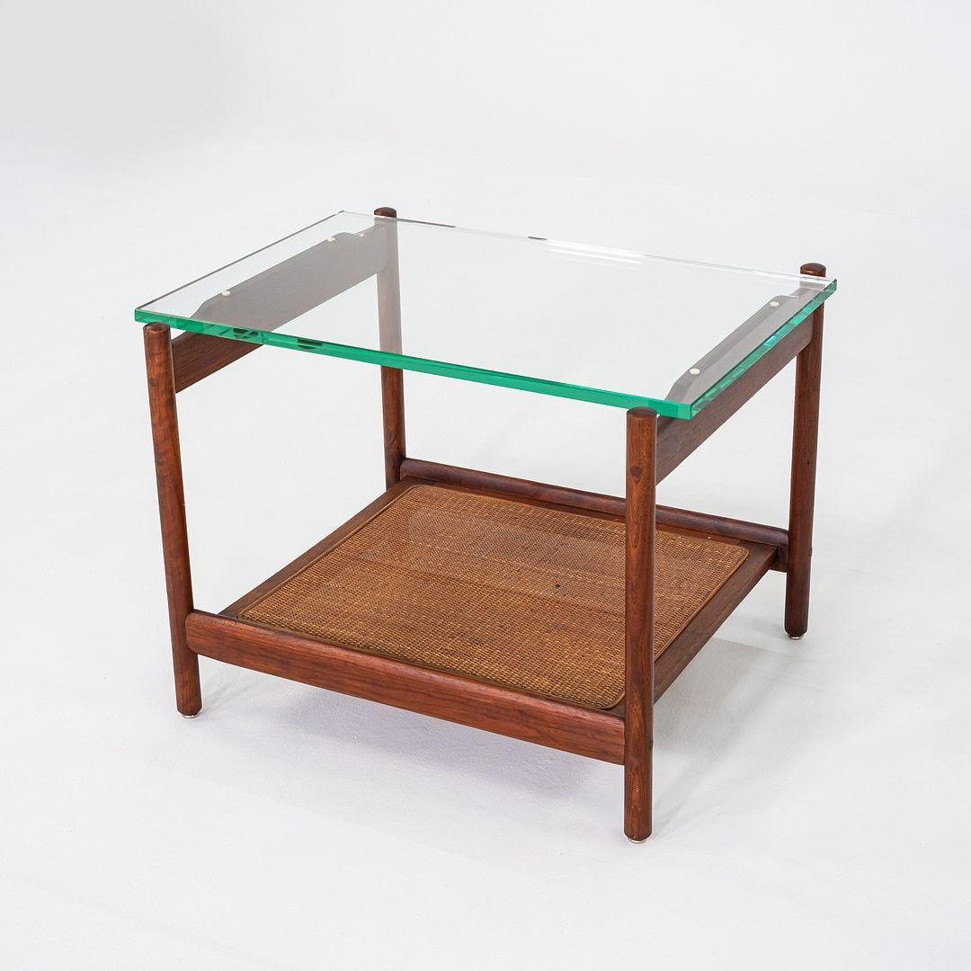 1960s Jack Cartwright for Founders Table d'appoint ou de chevet en noyer, canne et verre en vente 4