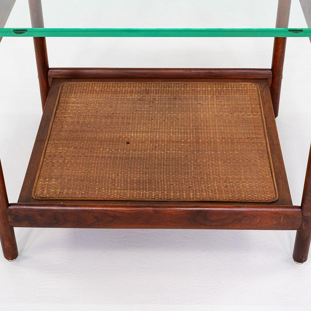 Moderne 1960s Jack Cartwright for Founders Table d'appoint ou de chevet en noyer, canne et verre en vente