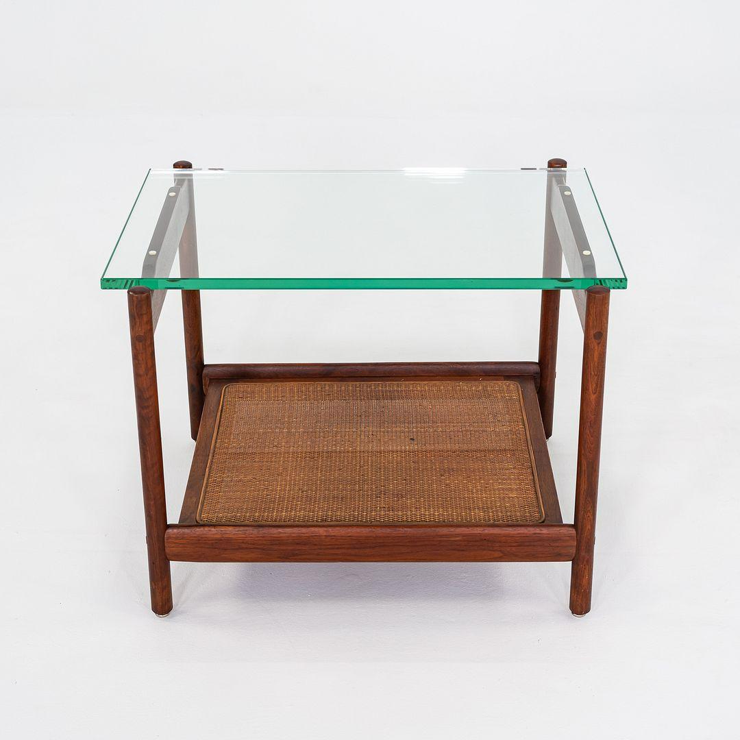 Américain 1960s Jack Cartwright for Founders Table d'appoint ou de chevet en noyer, canne et verre en vente
