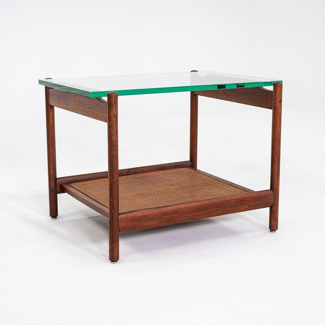 1960s Jack Cartwright for Founders Table d'appoint ou de chevet en noyer, canne et verre Bon état - En vente à Philadelphia, PA