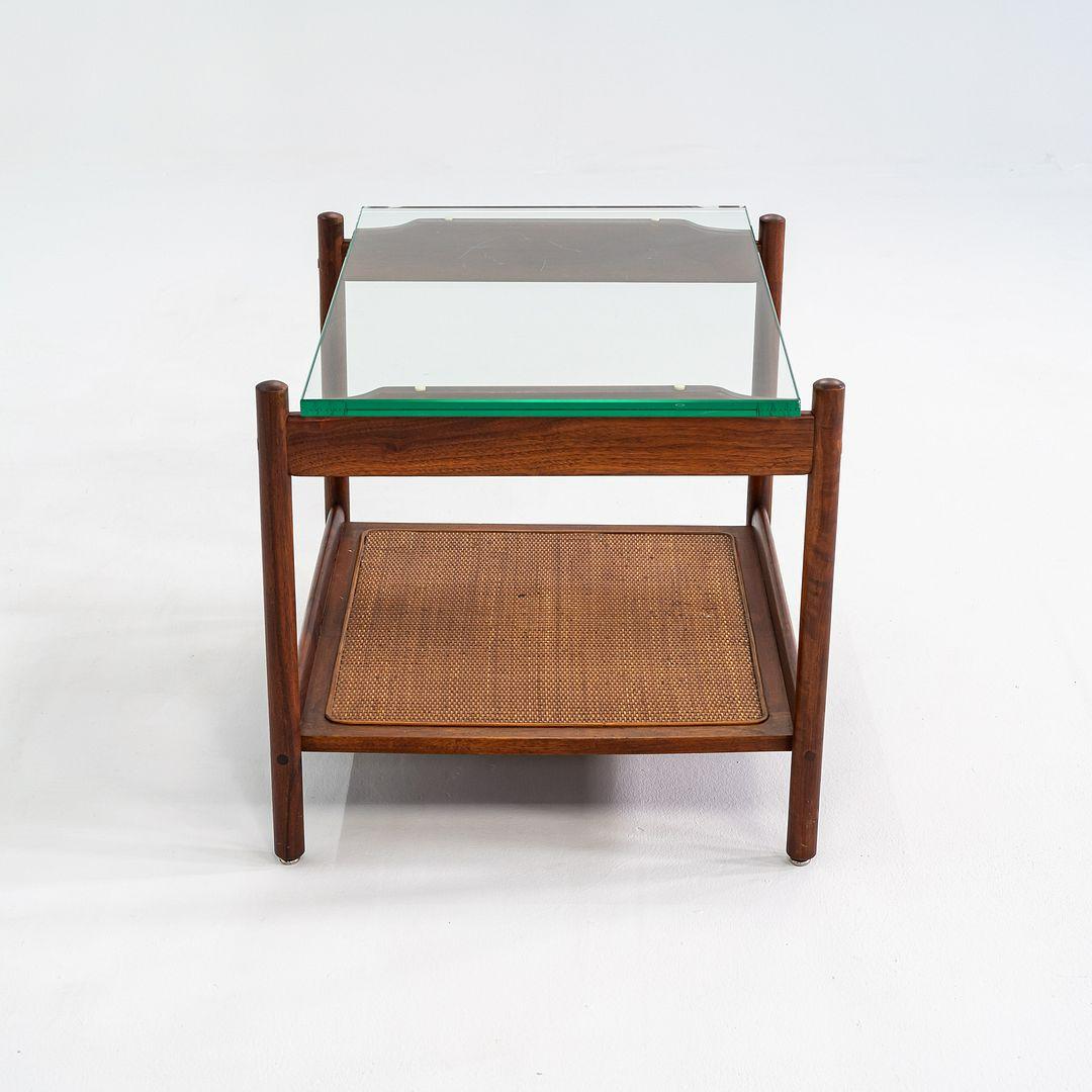 Milieu du XXe siècle 1960s Jack Cartwright for Founders Table d'appoint ou de chevet en noyer, canne et verre en vente