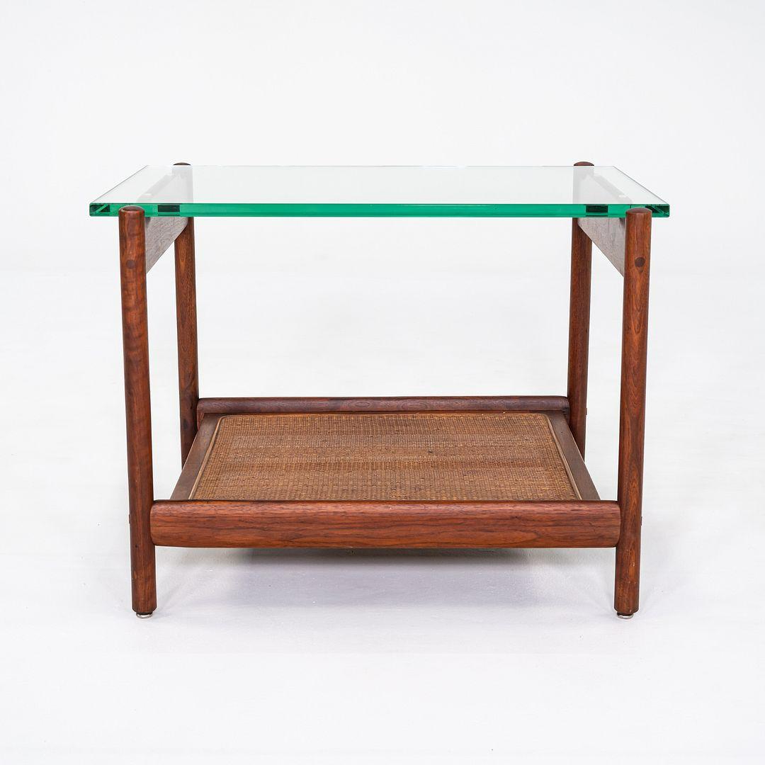 Noyer 1960s Jack Cartwright for Founders Table d'appoint ou de chevet en noyer, canne et verre en vente