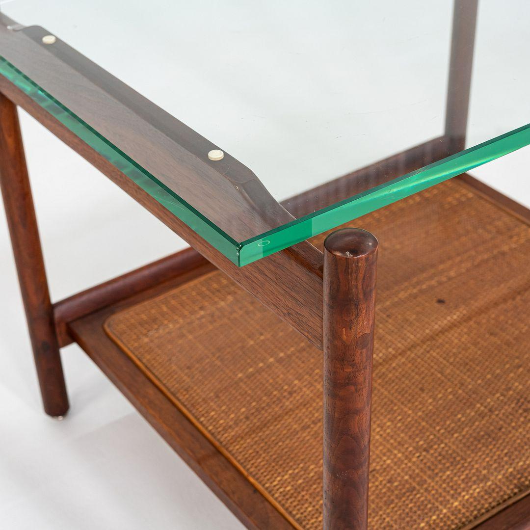 1960s Jack Cartwright for Founders Table d'appoint ou de chevet en noyer, canne et verre en vente 1