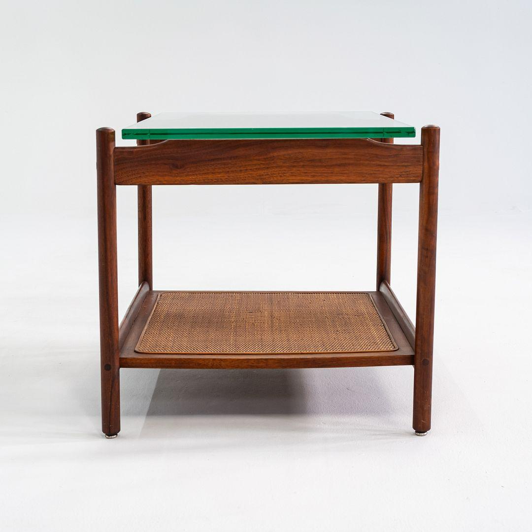 1960s Jack Cartwright for Founders Table d'appoint ou de chevet en noyer, canne et verre en vente 2