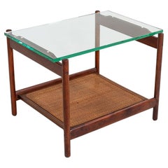 1960s Jack Cartwright for Founders Table d'appoint ou de chevet en noyer, canne et verre
