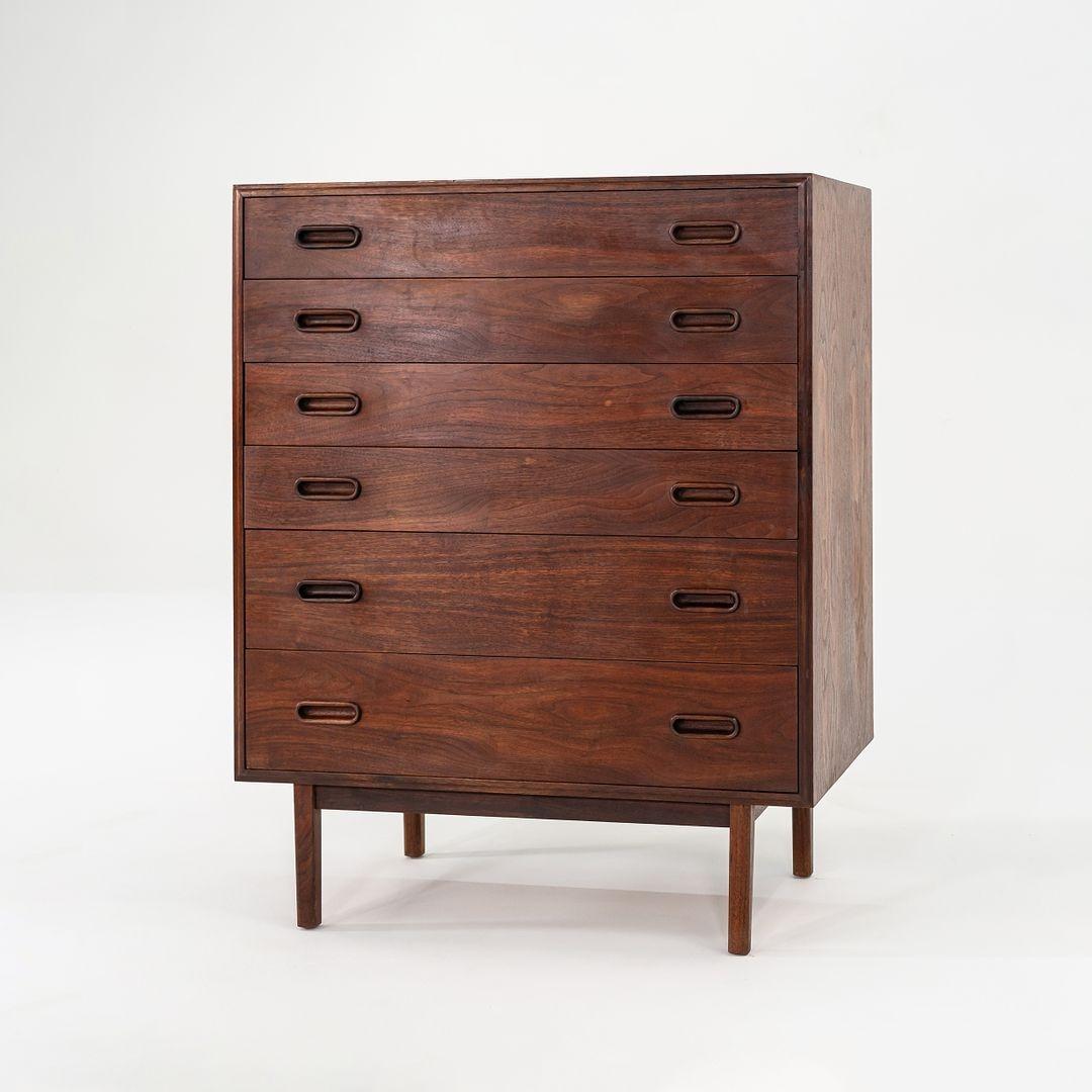 Questo è un comò Highboy a sei cassetti in noce, disegnato da Jack Cartwright per Founders Furniture nel 1965. Ha una cassa in noce e sei cassetti con incastri a coda di rondine. È costruito in noce massiccio e impiallacciato di noce e conserva i