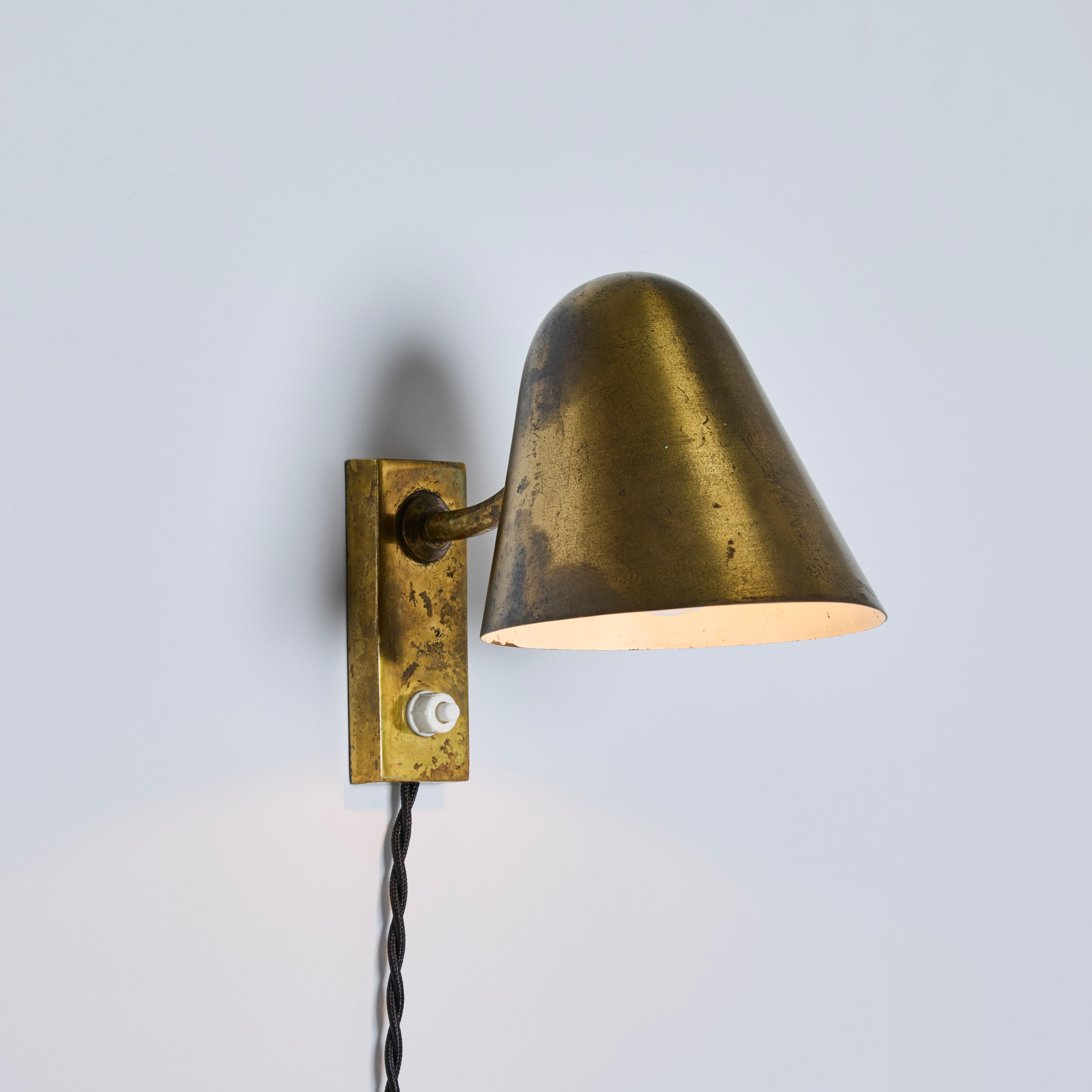Lámpara de pared articulada de latón patinado Jacques Biny, años 60 mediados del siglo XX en venta