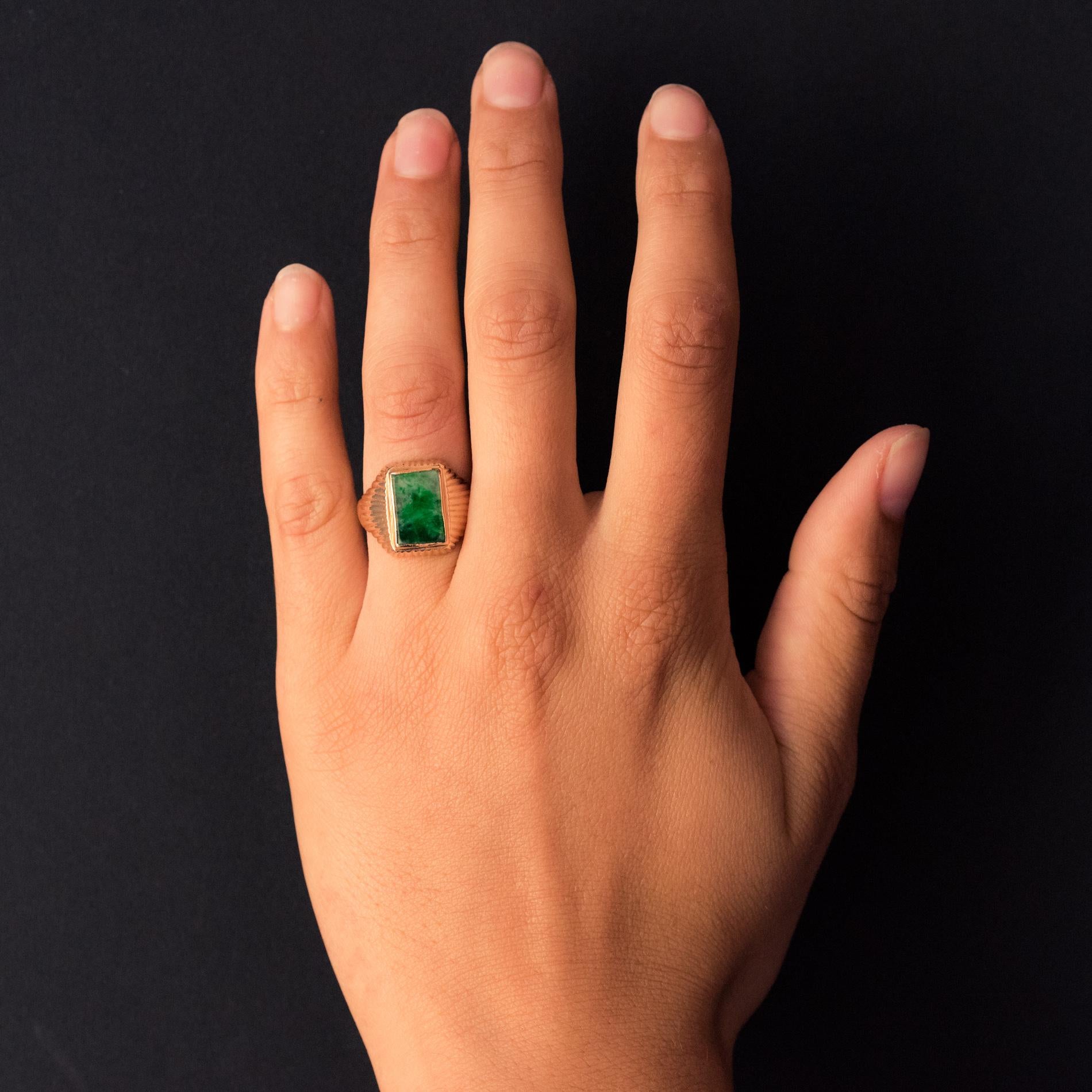 Ring in 18 karat rose gold.
Lovely rose gold ring, it is set on its top with a bezel-set rectangular jade. The start of the mounting is curved and covered with gadroons.
Height: 15.3mm, Width: 19.3mm, Thickness: 3.3mm approximately, Width at the