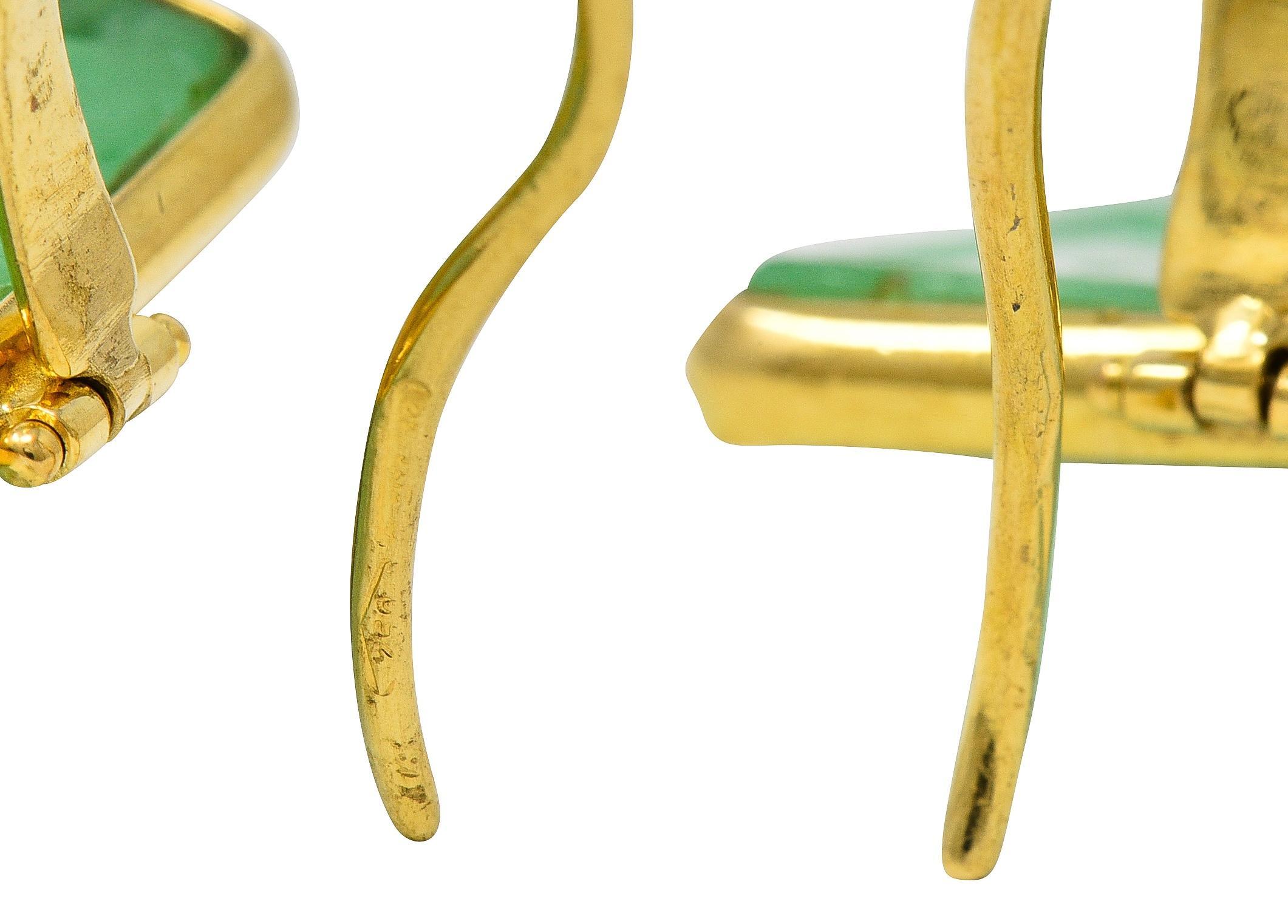 Pendants d'oreilles Shou en or jaune 18 carats et jade des années 1960 Excellent état - En vente à Philadelphia, PA