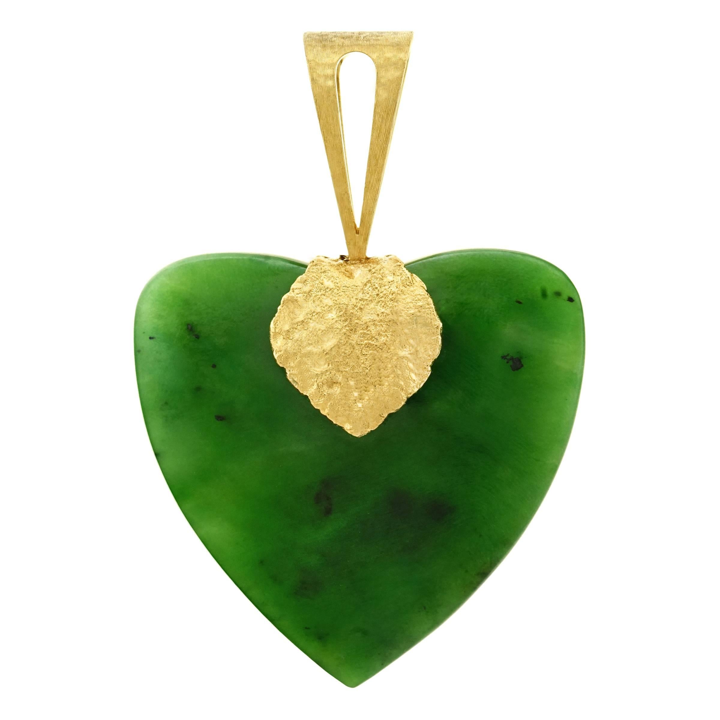 1960s Jade and Gold Heart Pendant In Excellent Condition In Litchfield, CT