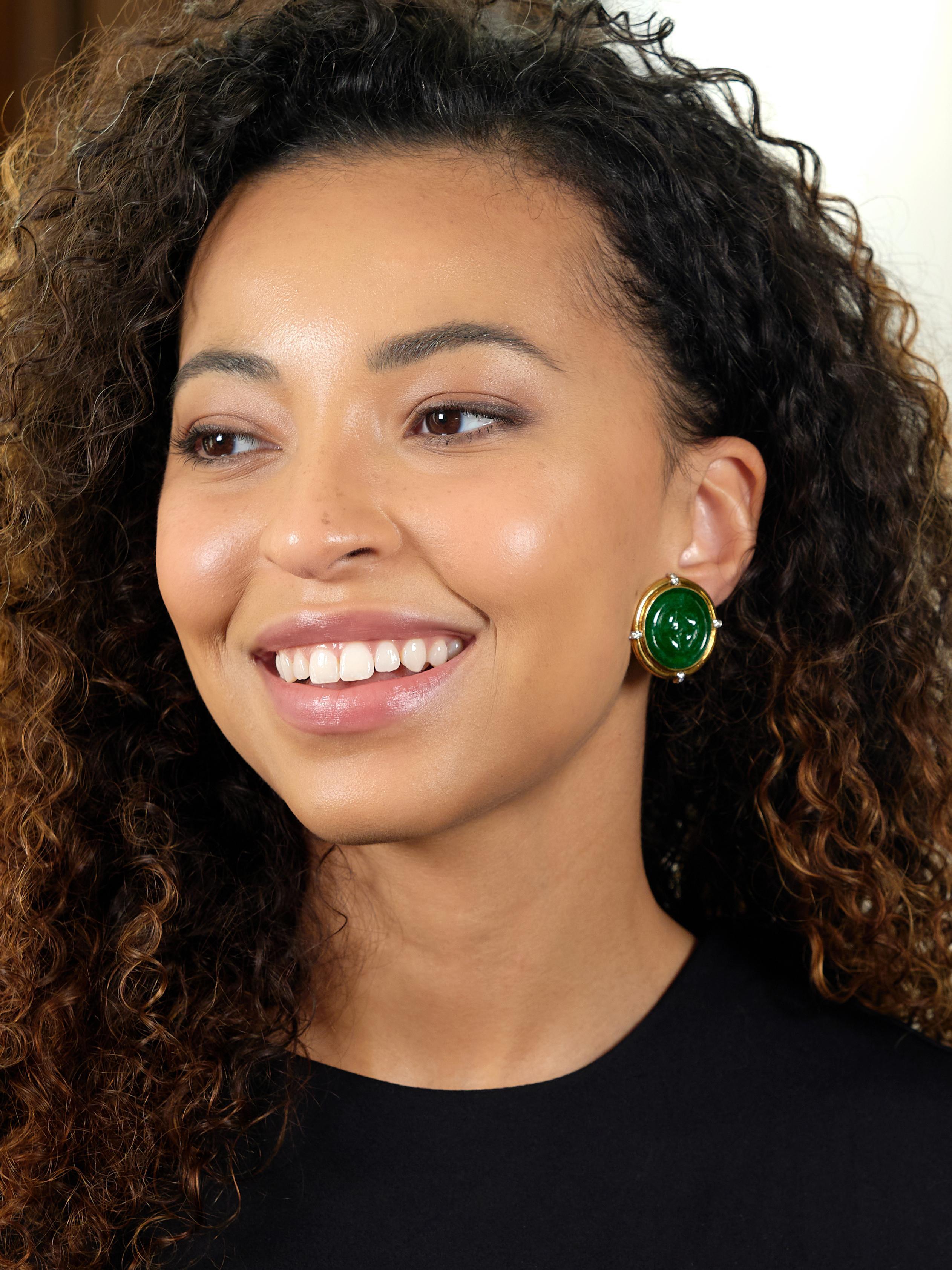 Dischi di giada intagliati rotondi da 22,5 mm che raffigurano un motivo a stella.
Verde medio traslucido con sottili screziature - castone incastonato
La lunetta è in oro giallo con scanalature e stazioni in oro bianco.
Canale incastonato con