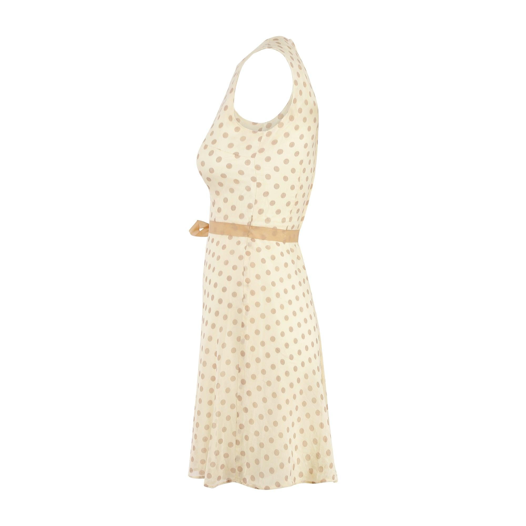 Este bonito vestido de lunares tonales fue diseñado por la marca de moda británica Jaeger para su línea Young Jaeger a mediados de la década de 1960. De corte clásico, sin mangas, con escote redondeado y falda en forma de A hasta la rodilla. El