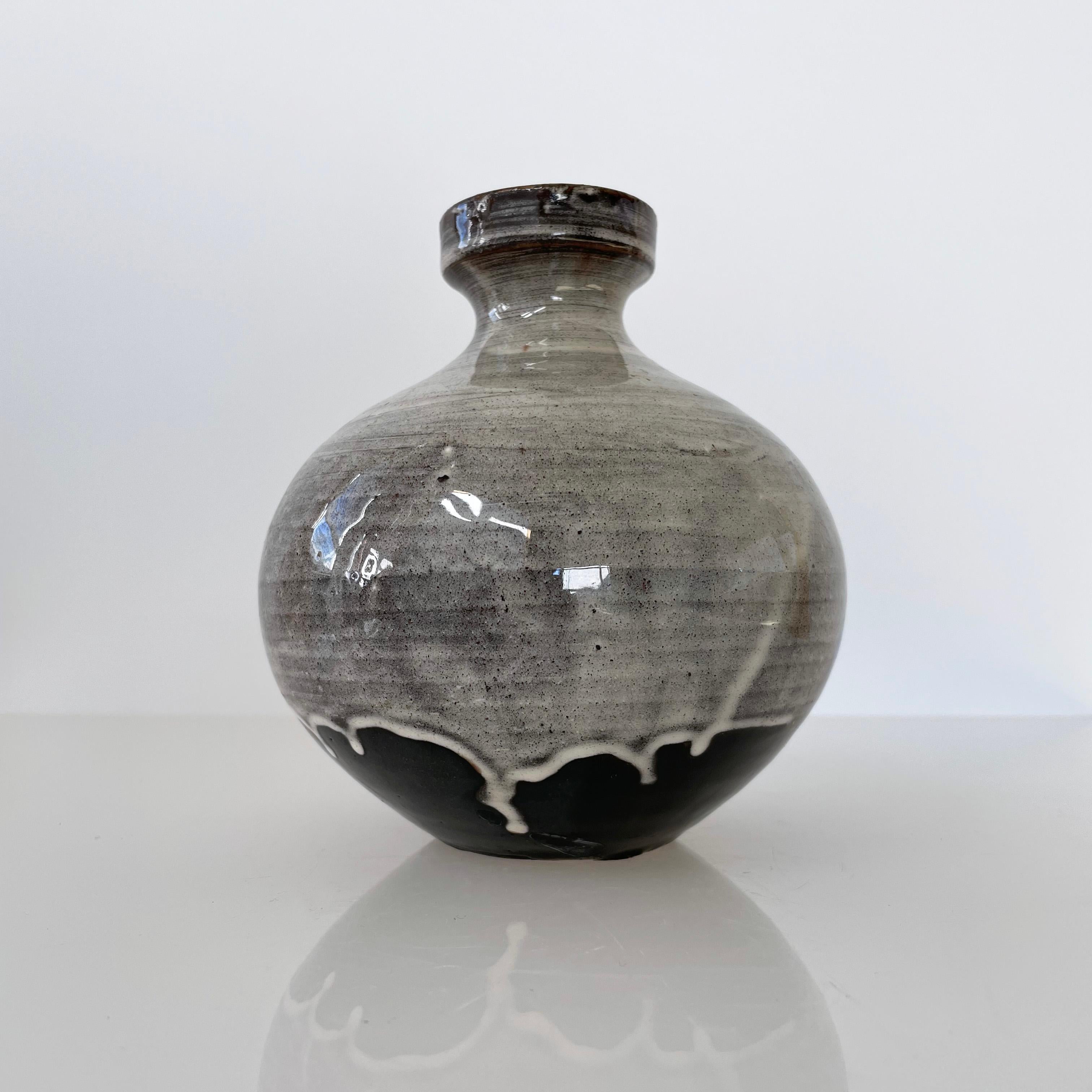 Vaso in ceramica Hand Made del 1960 del ceramista svizzero Jakob Gelzer. Con smalto grigio e nero. Con motivo di uccello maker sulla base.
Designer: Jakob Gelzer
Produttore: Jakob Gelzer Keramik, Svizzera
Condizioni: Eccellente