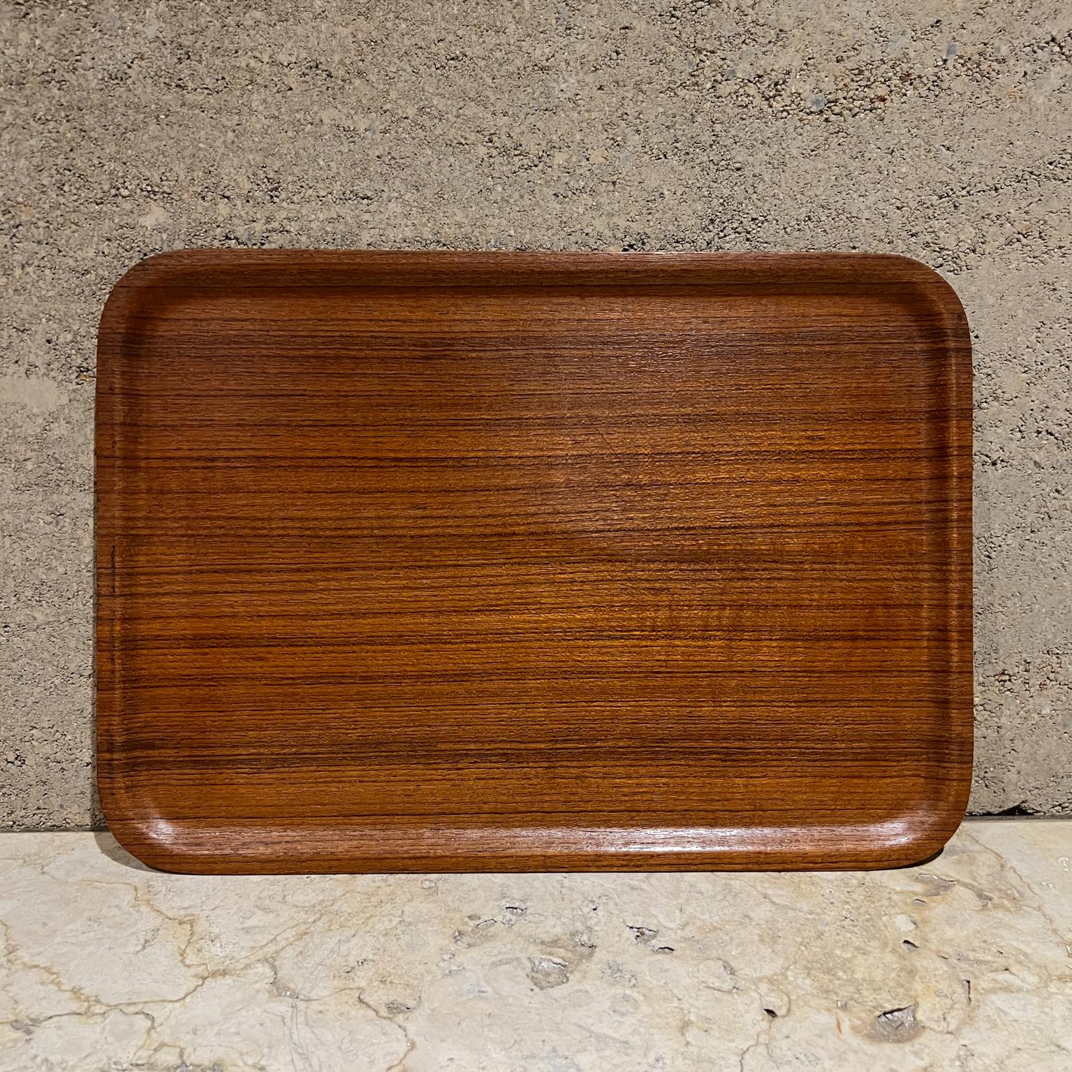 AMBIANIC präsentiert: 1960er Jahre Japanisches Tablett Teak Bugholz JAL
gestempelt
Made in Japan Serviertablett aus gebogenem Sperrholz und Teakholz
Geringfügige Abnutzung unterhalb der oberen Ecke. Siehe Bilder
Unrestaurierter Vintage.
.5 h x 17 x
