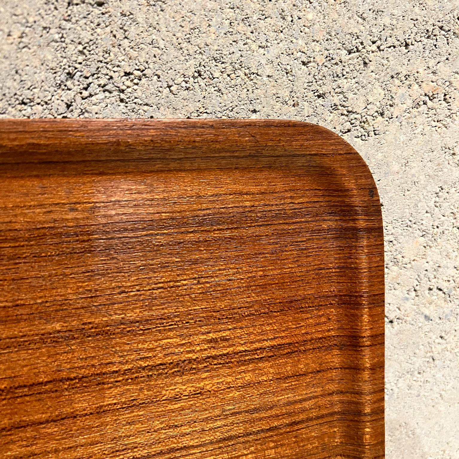 1960er JAL Serviertablett Gebogenes Sperrholz Teak Japan im Zustand „Gut“ im Angebot in Chula Vista, CA