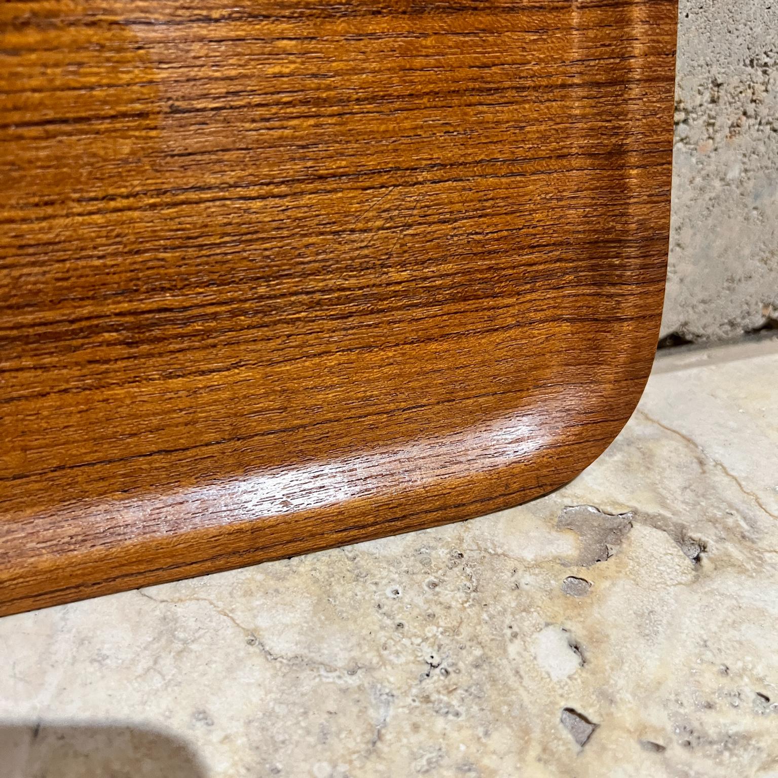 1960er JAL Serviertablett Gebogenes Sperrholz Teak Japan (Mitte des 20. Jahrhunderts) im Angebot