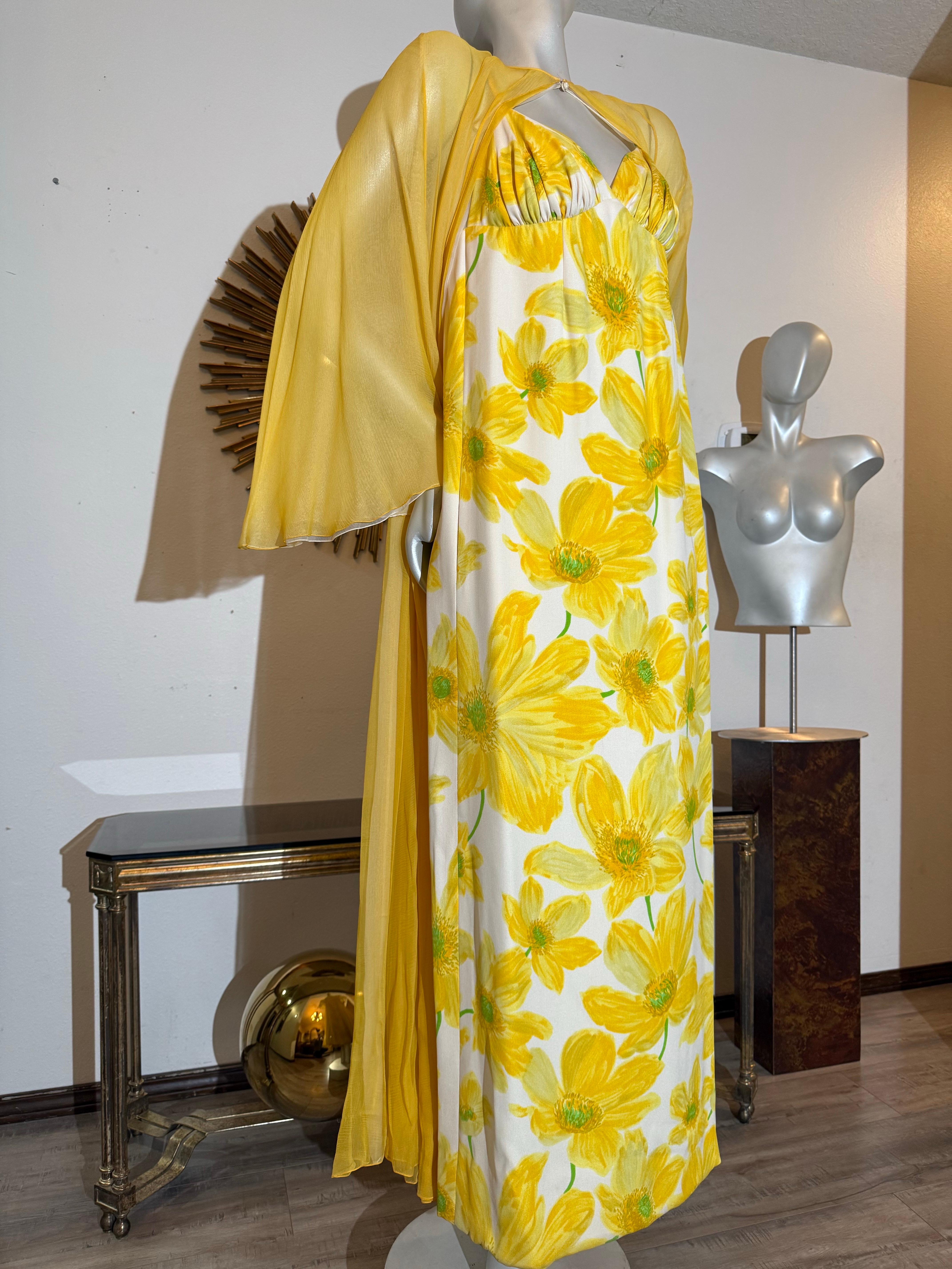 James Galanos, 1960 - Robe longue Empire imprimée marguerite avec plumeau en mousseline coordonné :  Cet ensemble Mod classique a été conçu par un couturier renommé pour Amelia Gray,  appartenait à l'épouse de Louis Armstrong, Lucille Wilson