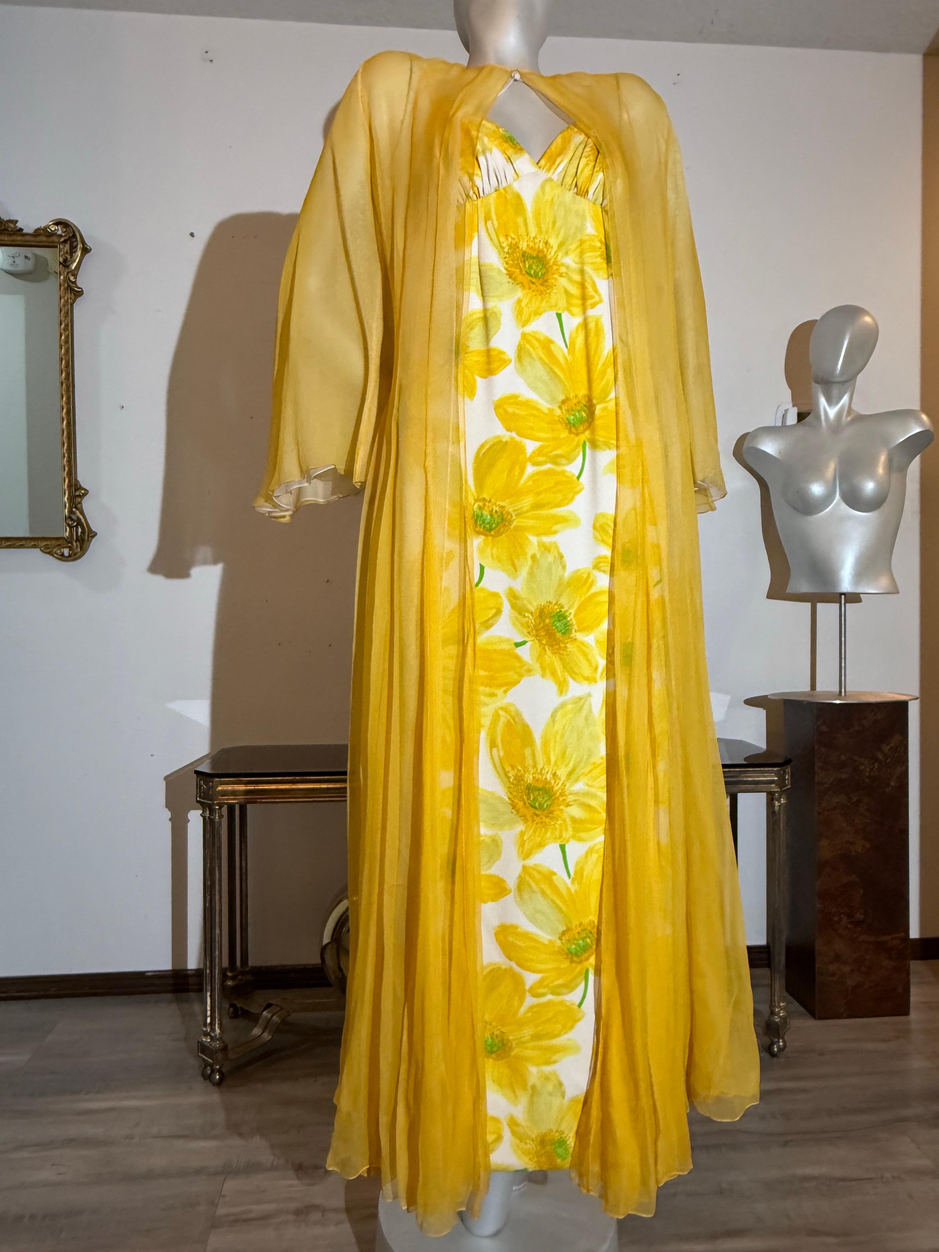 Marron James Galanos, 1960 Robe longue Empire imprimée marguerite avec plumeau en mousseline coordonné en vente