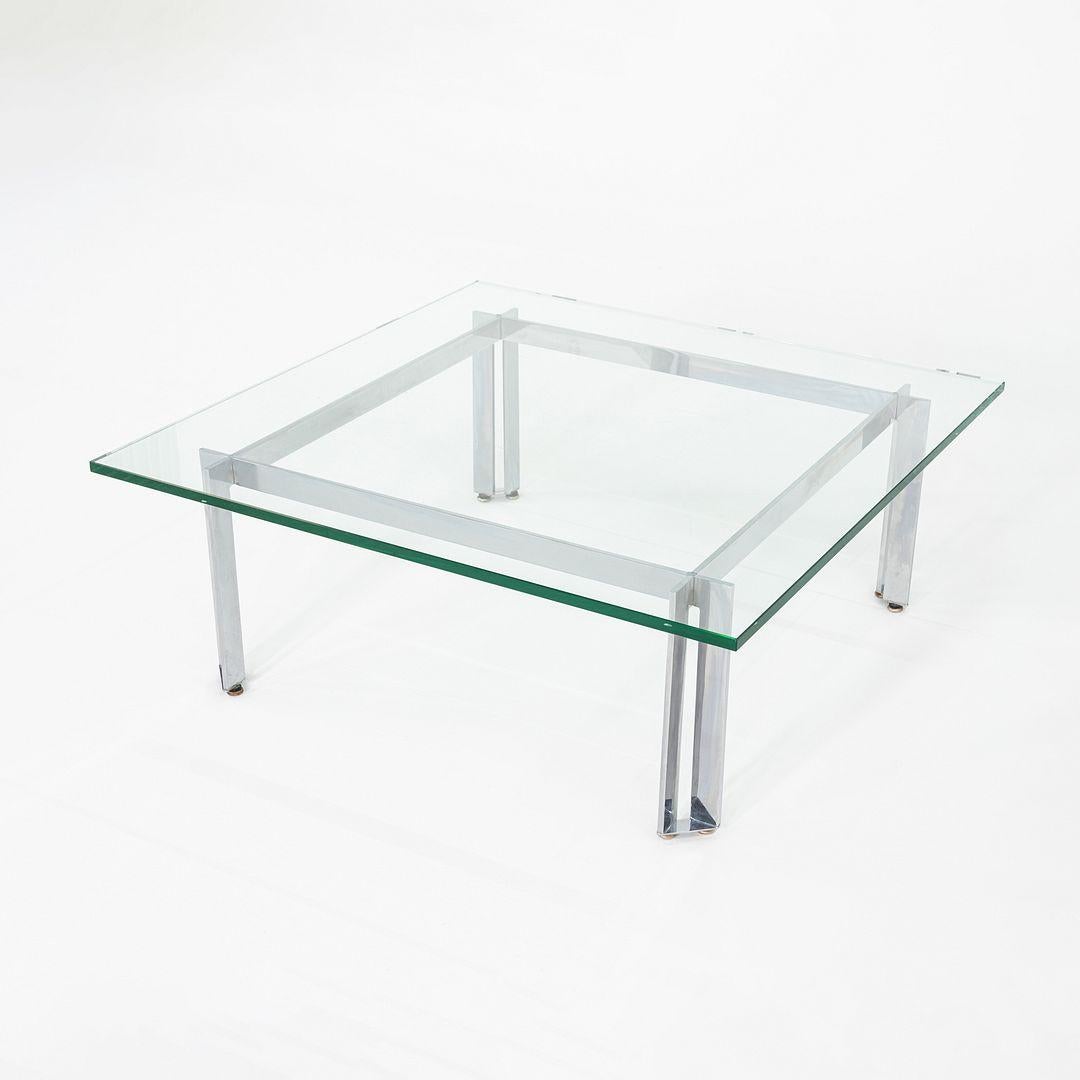 Il s'agit d'une table basse carrée en acier chromé et verre, conçue par James Howell pour Tri-Mark Designs dans les années 1970. La pièce a été produite à Philadelphie, en Pennsylvanie. La base est ornée d'un intéressant détail en forme de croix à