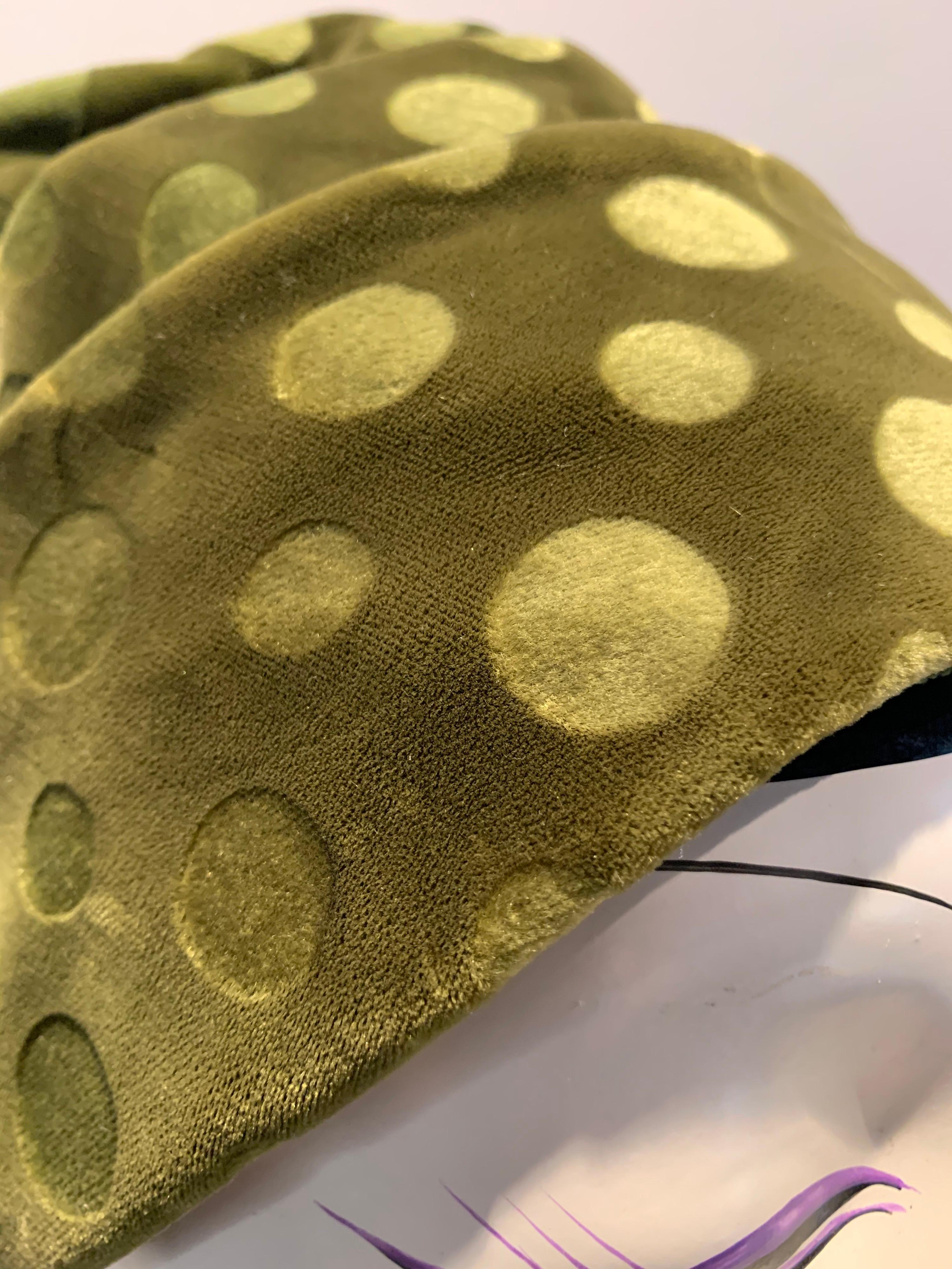 1960s Jan Leslie Olive Green Polka Dot Velvet Pleated Turban-Style Toque Hat In Excellent Condition For Sale In Gresham, OR