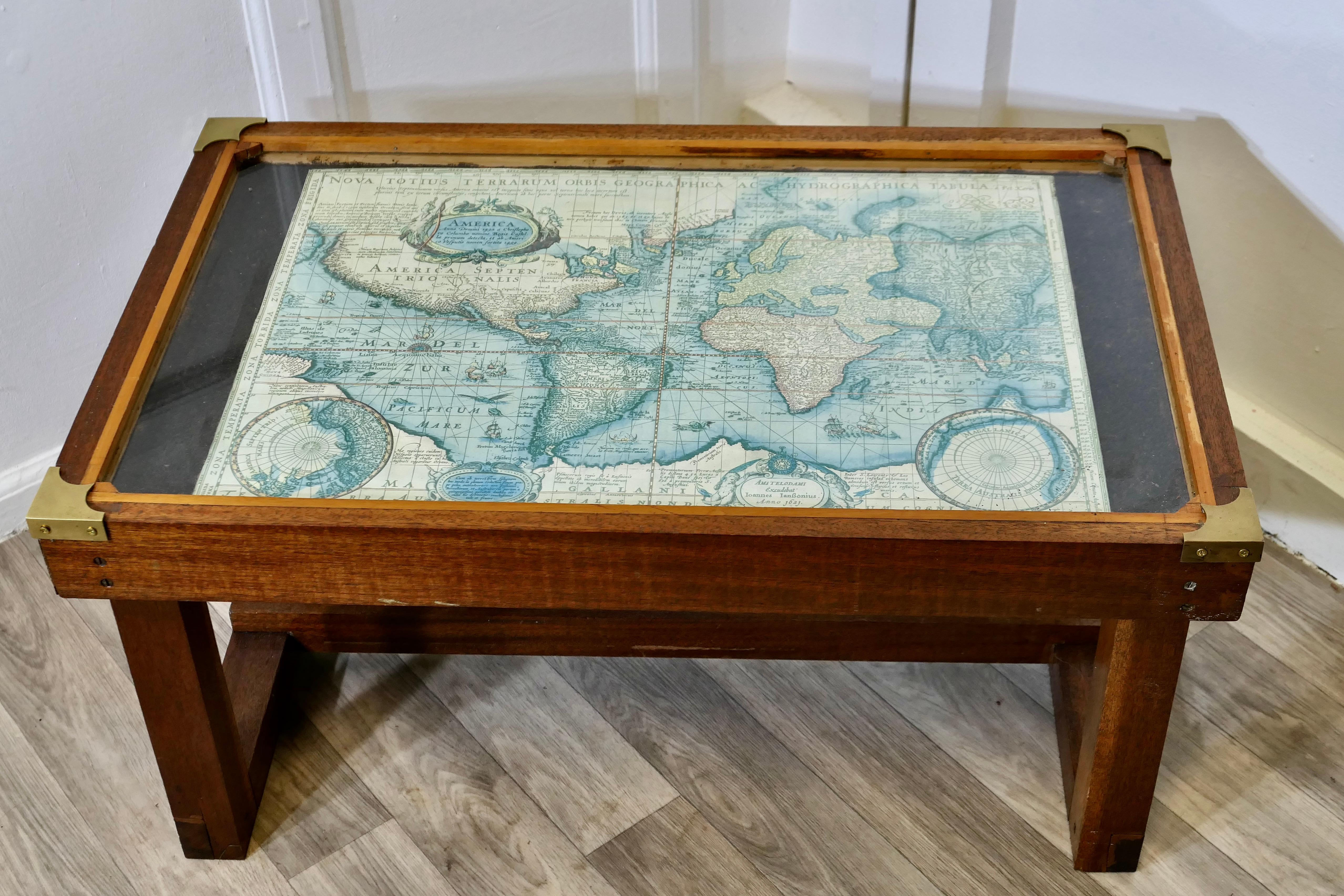 Table basse de style Campaigner des années 1960 de Jansen

Superbe table basse design des années 60, la base est ornée d'une garniture en laiton dans le style habituel, avec une carte du monde sous le verre.
Une belle pièce avec une certaine