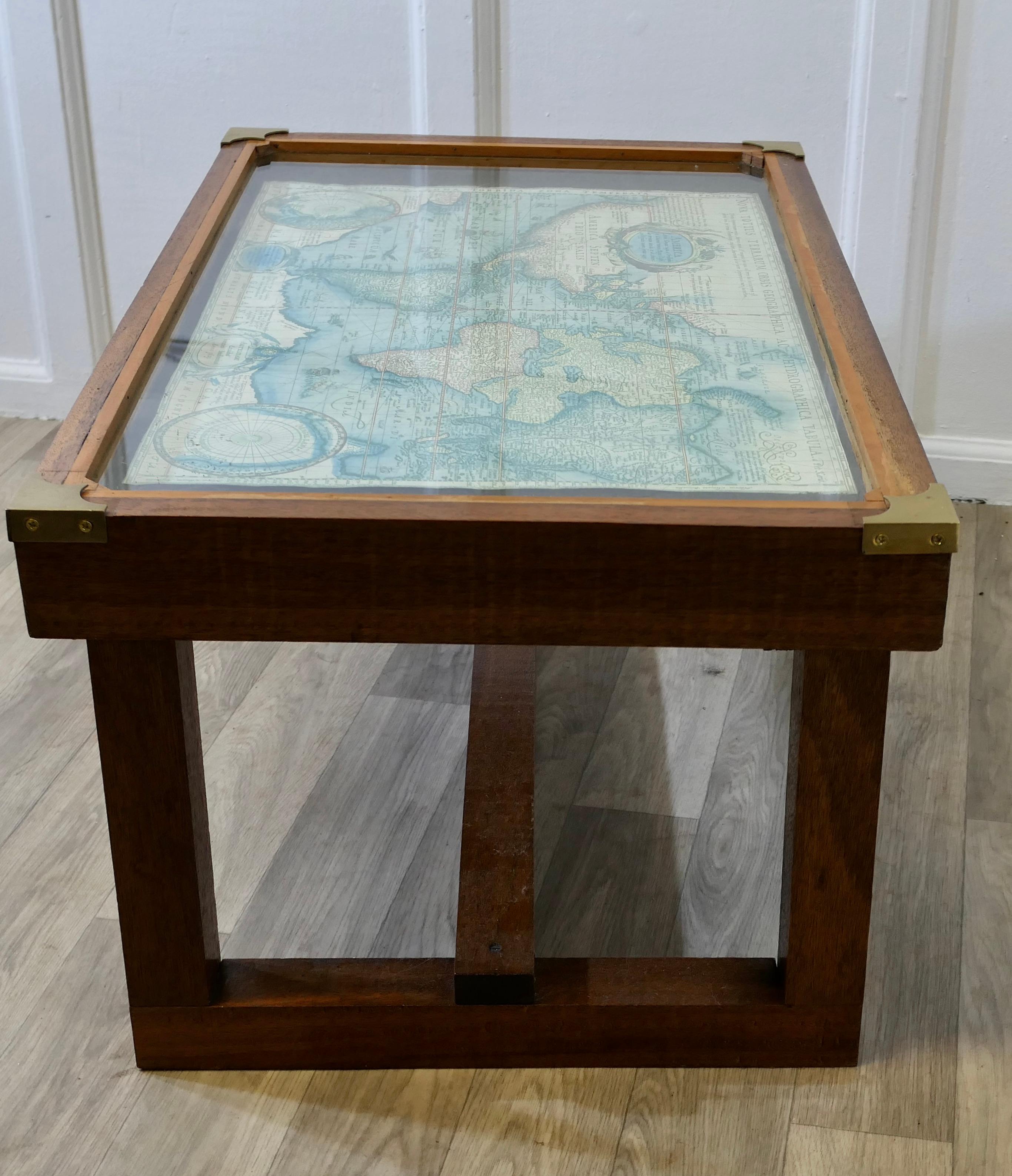 Teck Table basse de style Campaigner des années 1960 de Jansen  Une superbe table basse au design des années 60 en vente