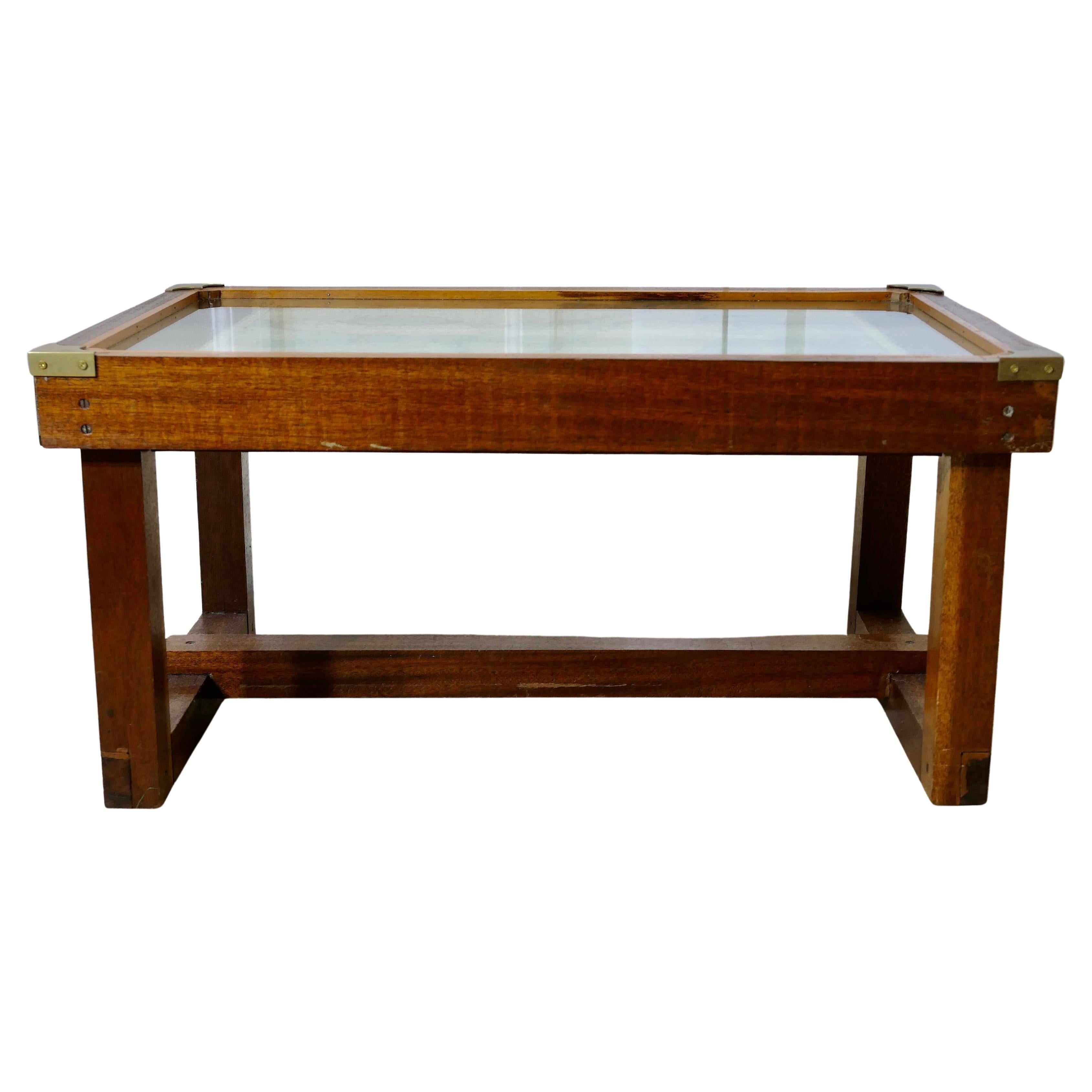 1960er Jahre Jansen Campaigner Stil Couchtisch  Ein toller Couchtisch im 60er-Jahre-Design