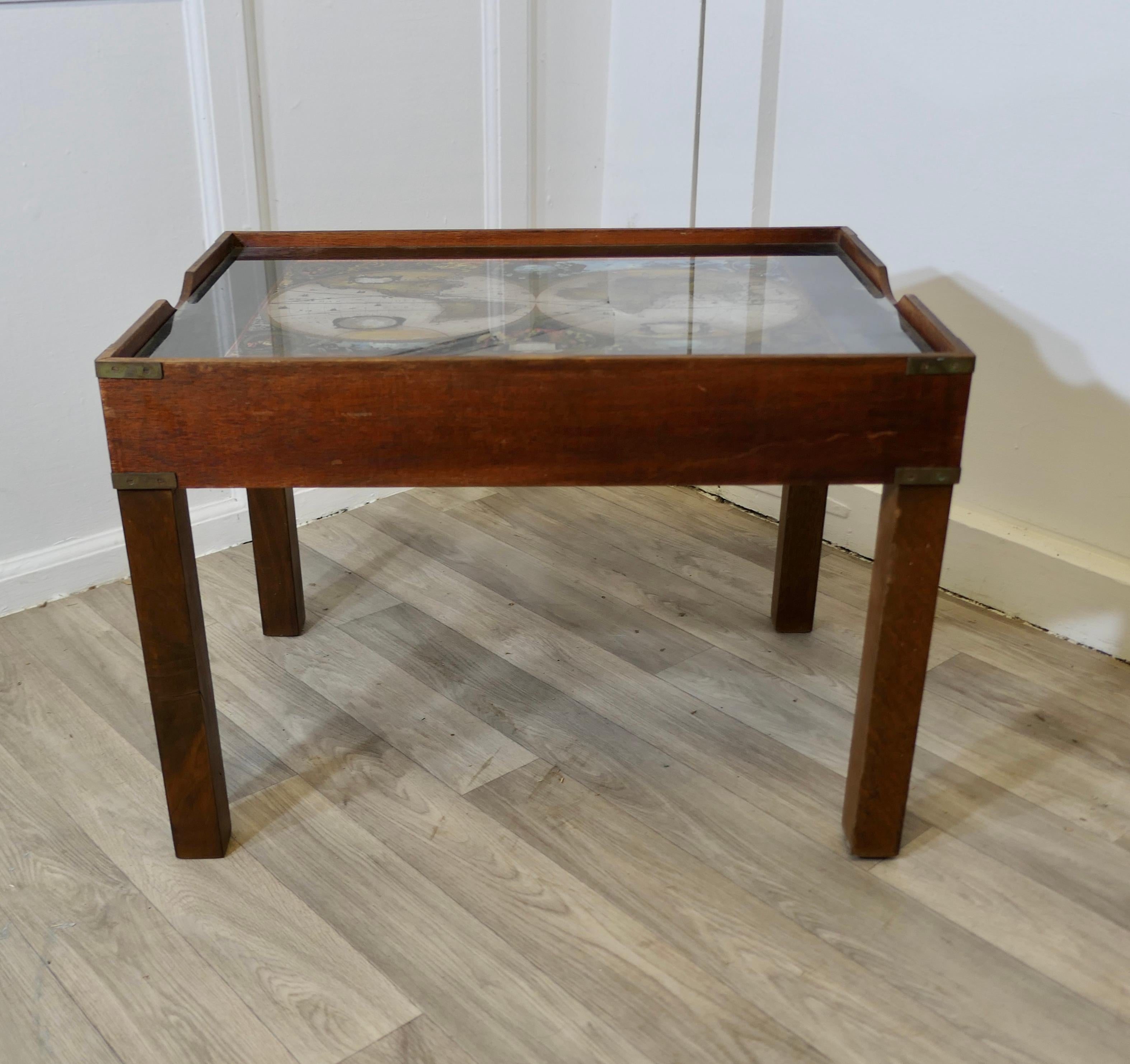 1960er Jansen Metamorphic Campaign-Stil Spiel-/Kaffeetisch

Ein großartiger Couchtisch im Design der 60er Jahre, der sich leicht umklappen lässt, um als Spieltisch verwendet zu werden. Der Sockel hat eine Messingverkleidung und Einlegearbeiten im