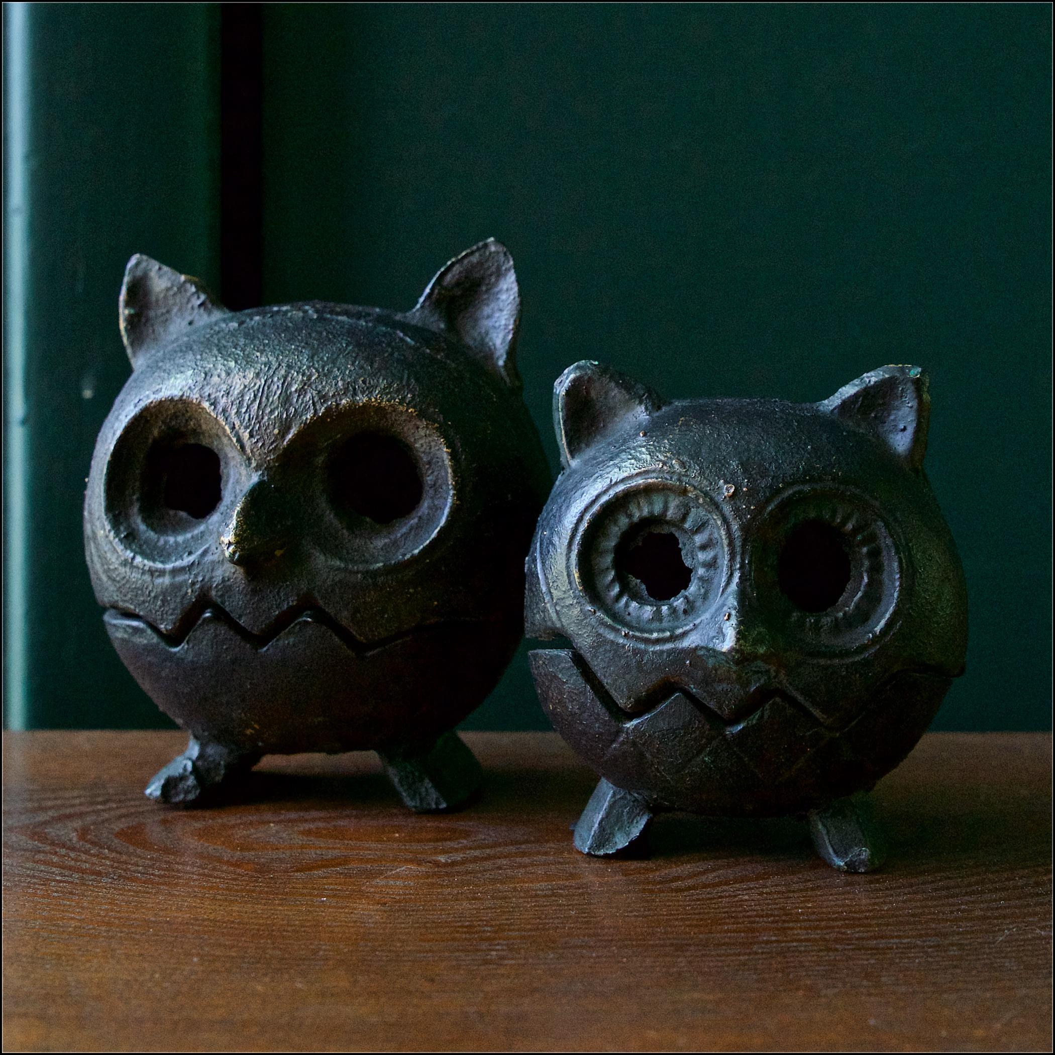 Pair of rough cast Owl bird forms. Each 2-piece. For incense or candleholder, or table lanterns. No damage, just roughness from manufacturing.

Measures: Small owl W: 3.5 x D: 3 x H: 4 in.
Large owl W: 5 x D: 4 x H: 3.5 in.