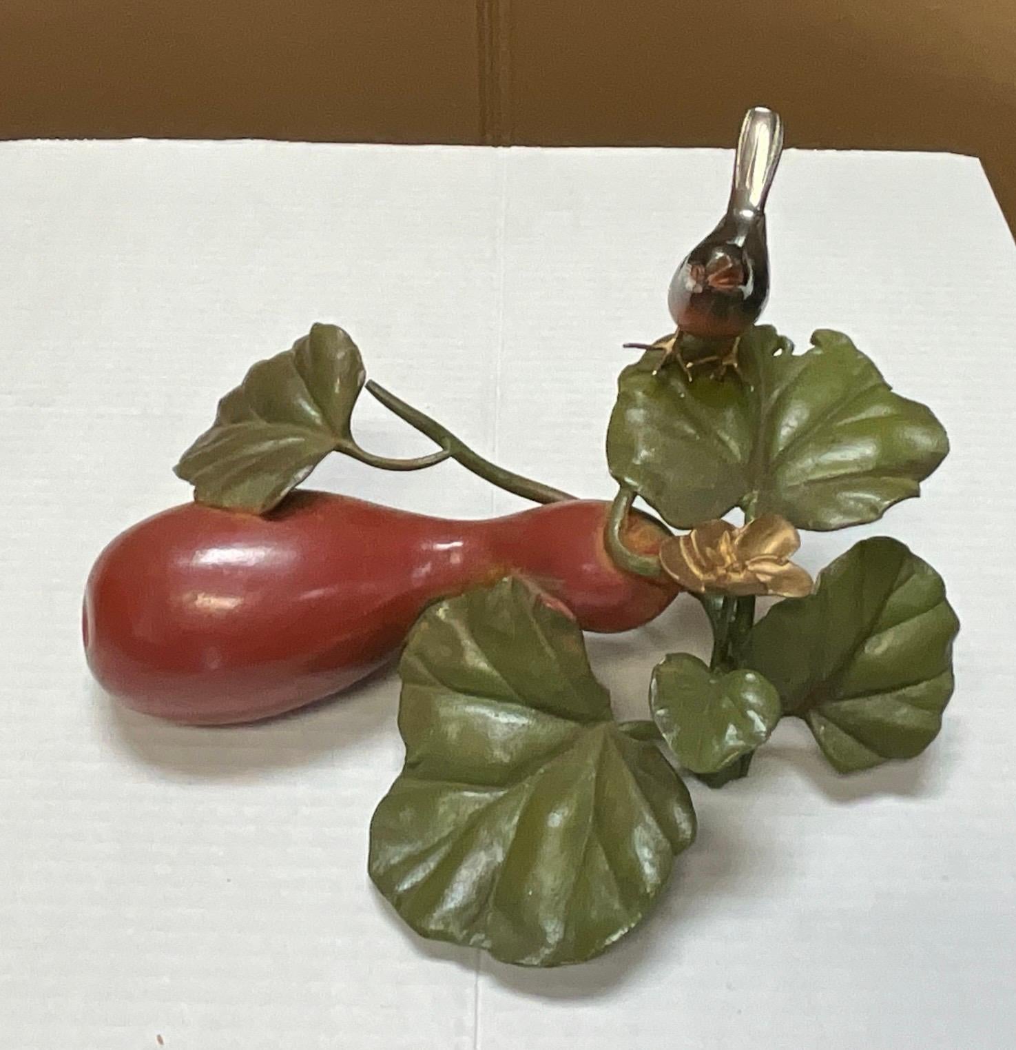 Meiji Okimono / Sculpture Tole en bronze peint aubergine / calebasse et oiseau, japonaise des années 1960 en vente