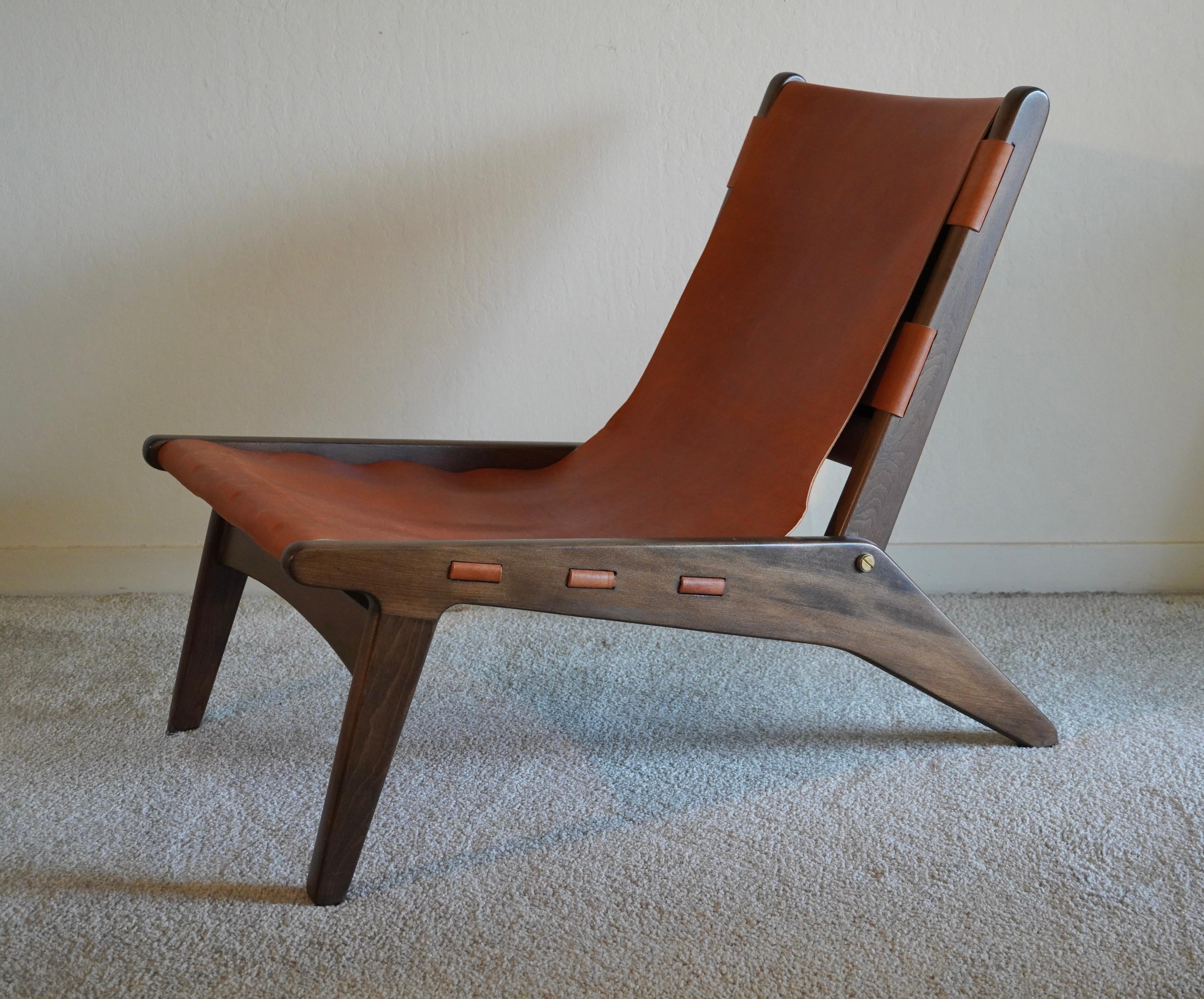Sedia da salotto bassa degli anni '60 in Giappone, costruita in legno e pelle con chiusure in ottone. Un design insolito, che non si trova negli Stati Uniti, con un profilo rachitico e molto comodo da indossare. Il salotto è stato prodotto a Kobe,